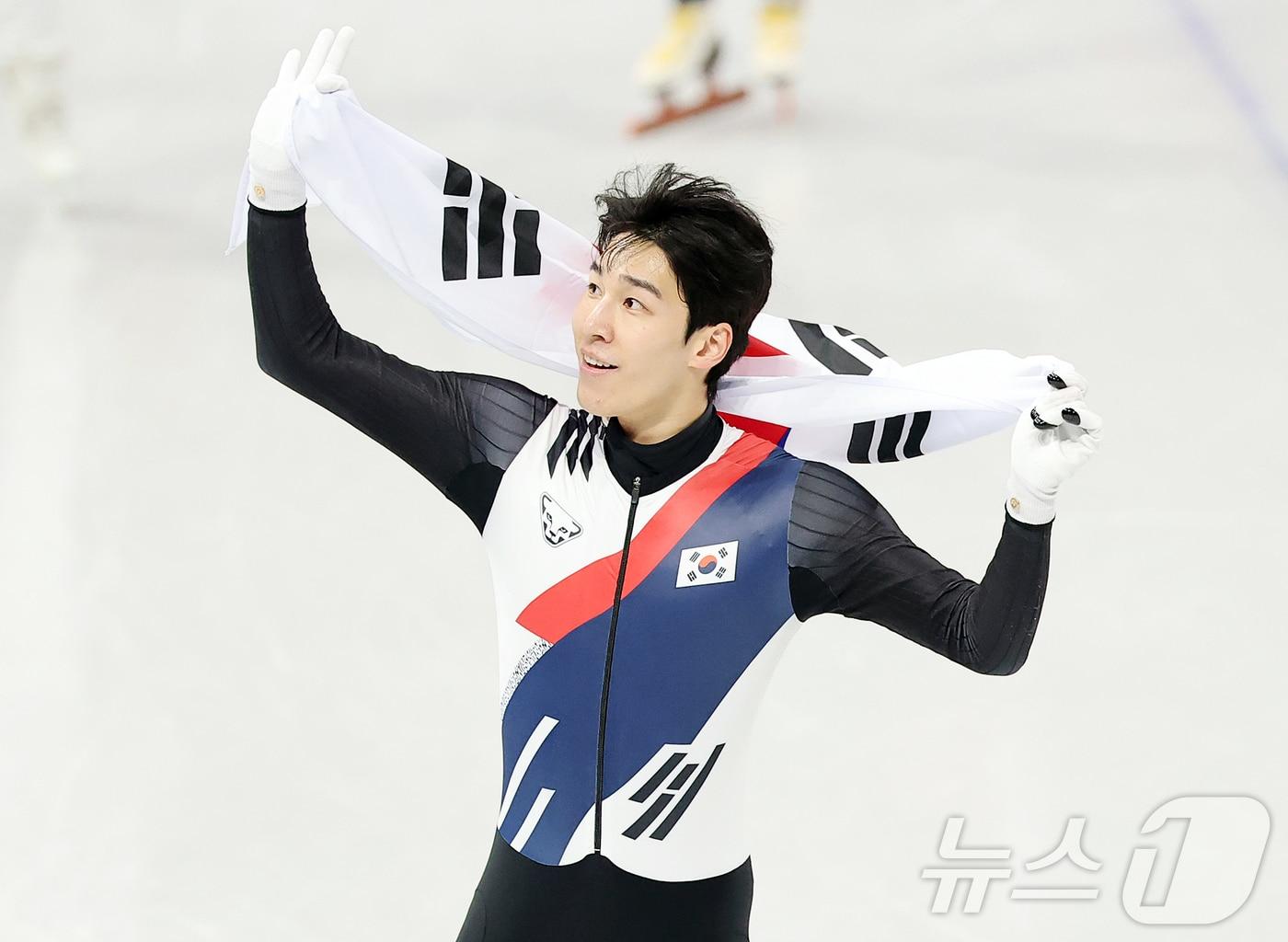 본문 이미지 - 쇼트트랙 황대헌이 14일(현지시간) 이탈리아 밀라노 아이스스케이팅 아레나에서 열린 2026 밀라노·코르티나담페초 동계올림픽 쇼트트랙 남자 1500m 결승에서 은메달을 확보한 후 태극기를 두르며 기뻐하고 있다. 2026.2.15 ⓒ 뉴스1 김진환 기자