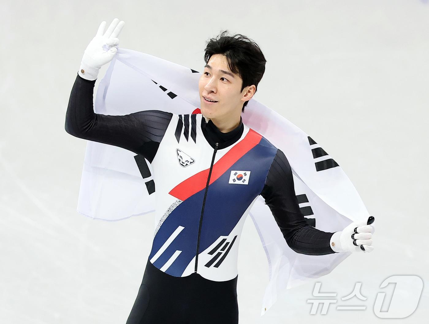 본문 이미지 - 쇼트트랙 황대헌이 14일(현지시간) 이탈리아 밀라노 아이스스케이팅 아레나에서 열린 2026 밀라노·코르티나담페초 동계올림픽 쇼트트랙 남자 1500m 결승에서 은메달을 확보한 후 태극기를 두르며 기뻐하고 있다. 2026.2.15 ⓒ 뉴스1 김진환 기자