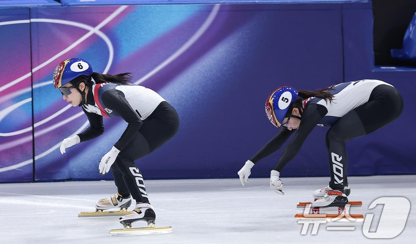 본문 이미지 - 한국 여자 쇼트트랙 계주 대표팀이 금메달에 도전한다.2026.2.15 ⓒ 뉴스1 김성진 기자