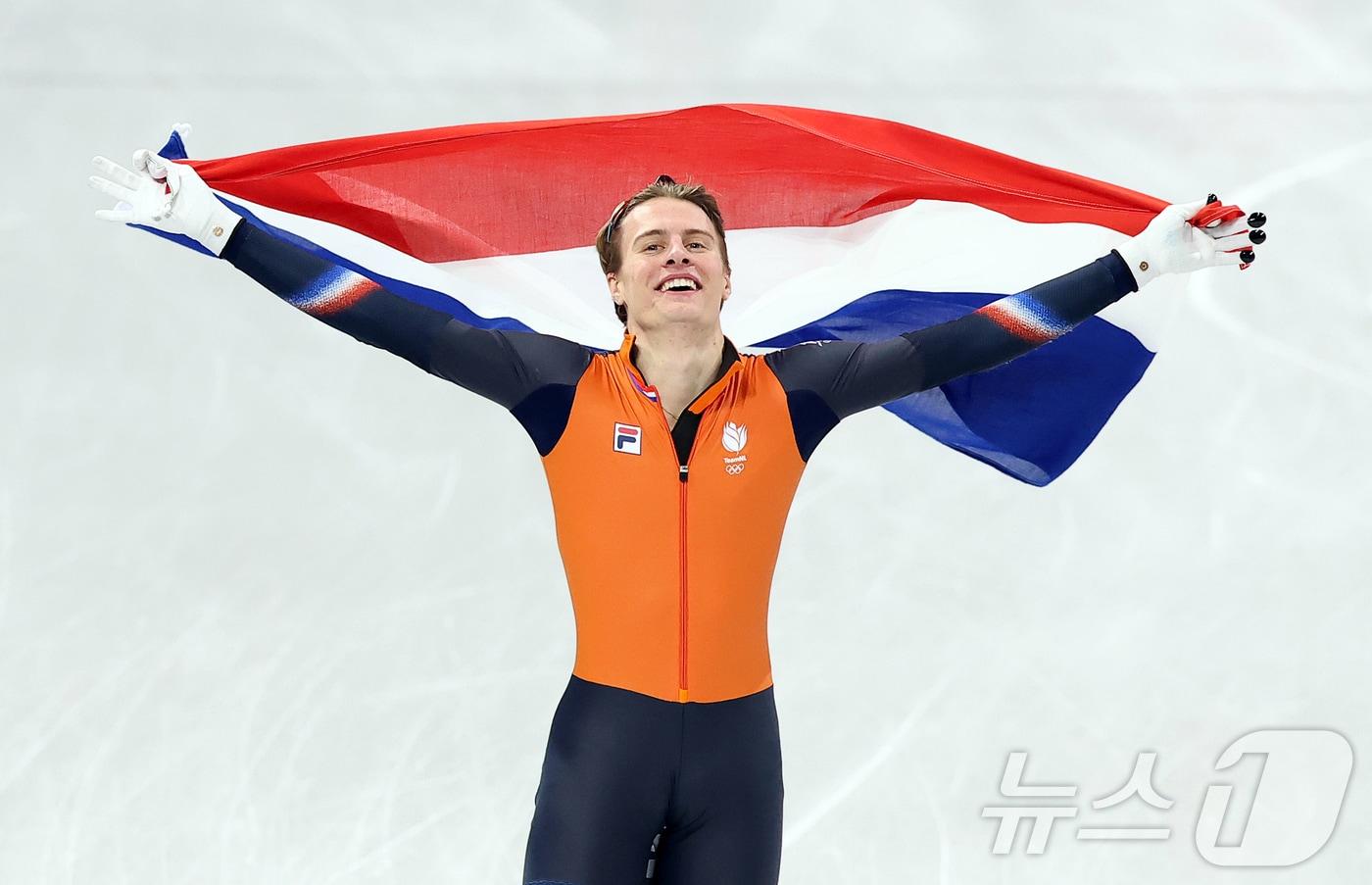 본문 이미지 - 네덜란드의 옌스 판트바우트가 14일(현지시간) 이탈리아 밀라노 아이스스케이팅 아레나에서 열린 2026 밀라노·코르티나담페초 동계올림픽 쇼트트랙 남자 1500m 결승에서 금메달이 확정된 뒤 국기를 두르며 환호하고 있다. 2026.2.15 ⓒ 뉴스1 김진환 기자