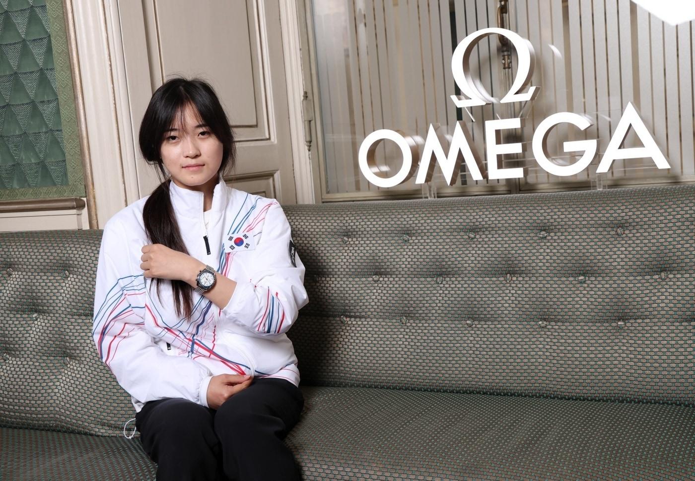 본문 이미지 - 2026 밀라노·코르티나담페초 동계 올림픽 한국 선수단 1호 금메달리스트 최가온이 15일(한국시간) 오메가 시계 스피드마스터 38mm 밀라노·코르티나 2026'을 선물받았다. (오메가 제공)