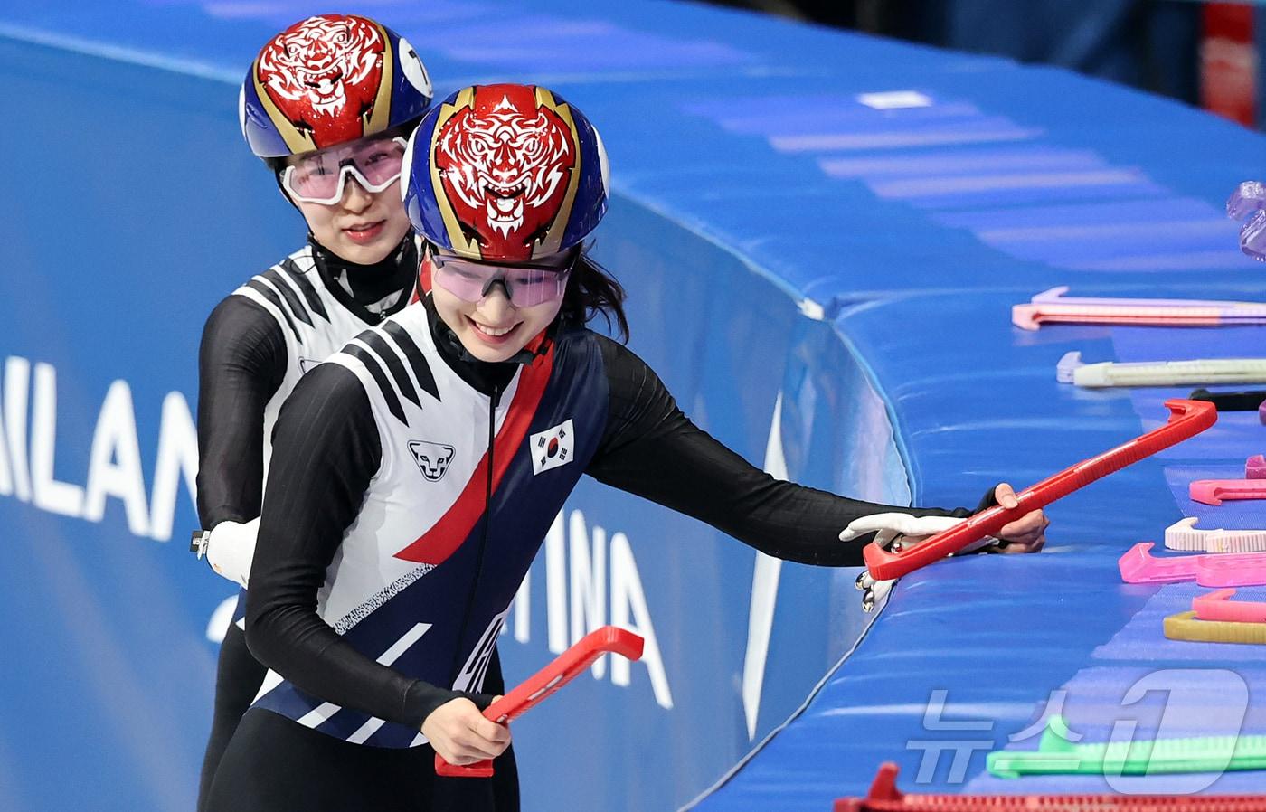 본문 이미지 - 쇼트트랙 최민정이 14일(현지시간) 이탈리아 밀라노 아이스 스케이팅 아레나에서 열린 2026 밀라노·코르티나담페초 동계올림픽 쇼트트랙 여자 3000m 계주 준결승에서 결승 진출에 성공한 뒤 미소를 짓고 있다. 2026.2.15 ⓒ 뉴스1 김진환 기자