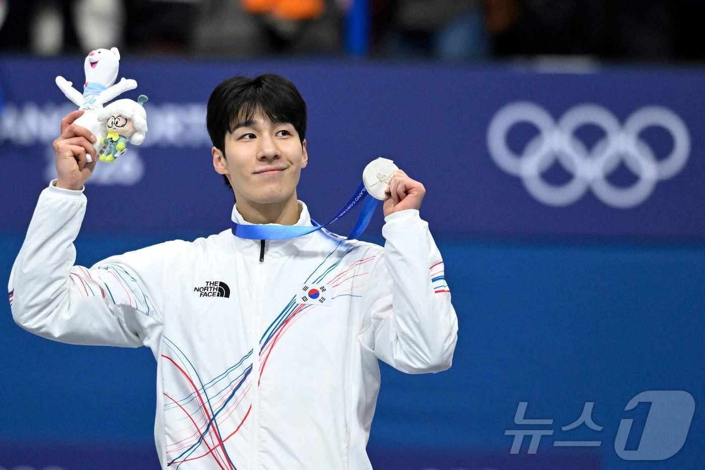본문 이미지 - 황대헌(27·강원도청)이 15일(한국시간) 열린 2026 밀라노 올림픽 쇼트트랙 남자 1500m에서 은메달을 딴 뒤 포즈를 취하고 있다. ⓒ AFP=뉴스1
