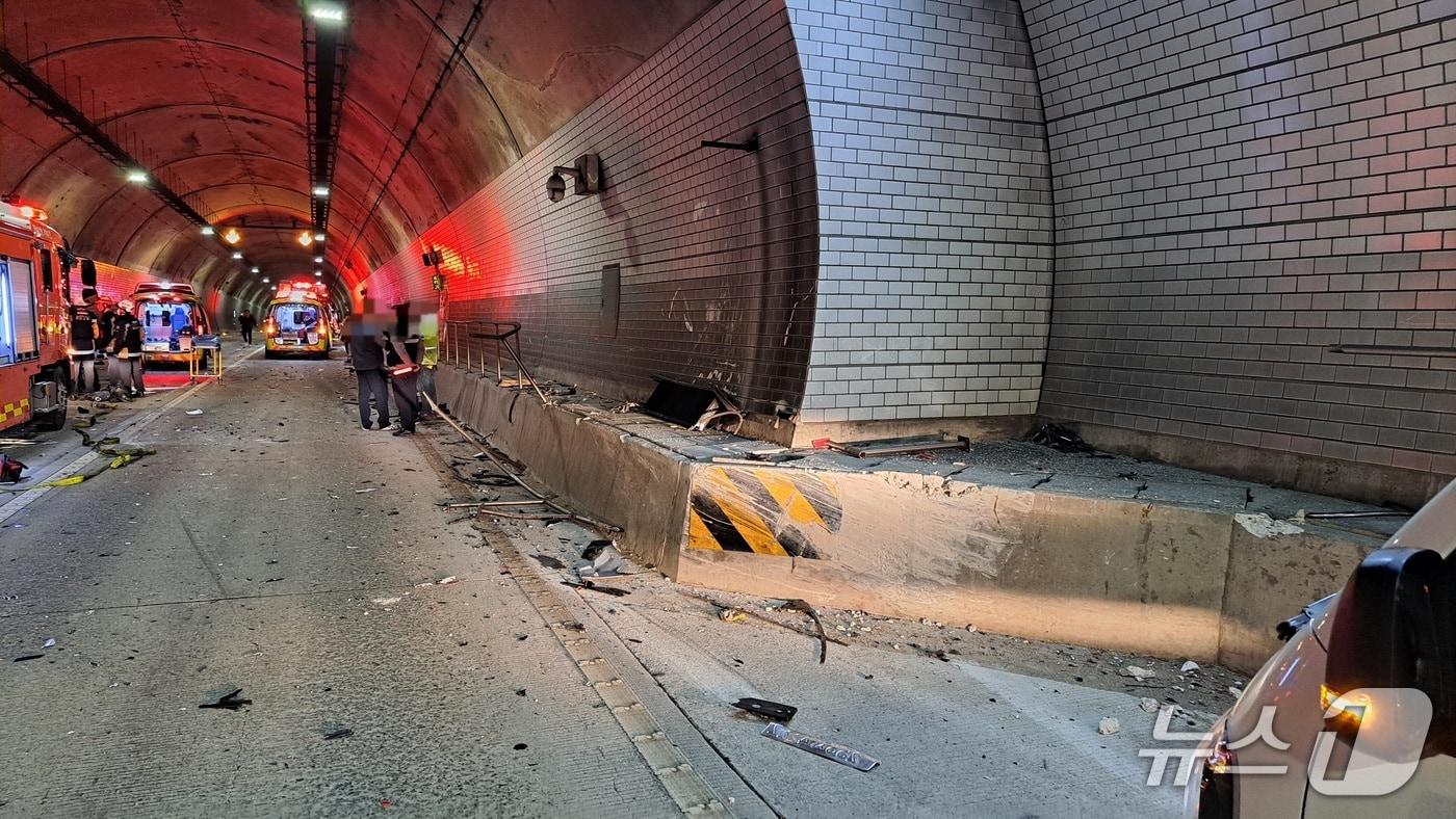 본문 이미지 - 15일 오전 0시 45분 쯤 거제시 양정동 양정터널에서 음주차량이 선행하던 승용차와 부딪혀 선행 운전자가 사망하는 사고가 발생했다. (독자 제공. 재판매 및 DB금지)