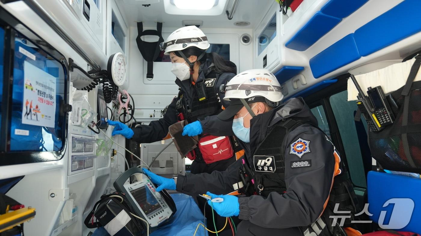 본문 이미지 - 경북소방안전본부는 오는 18일까지 설 연휴를 맞아 119구급상황관리 체계를 강화한다고 15일 밝혔다. 사진은 구급 상황에 대처하는 경북 소방관. (경북소방본부 제공. 재판매 및 DB 금지)/뉴스1