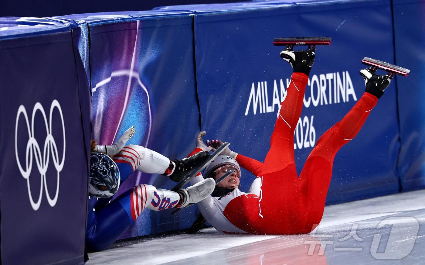 본문 이미지 - 미국의 코린 스토더드와 폴란드 가브리엘라 토폴스카가 15일(한국시간) 2026 밀라노·코르티나담페초 동계올림픽 쇼트트랙 여자 1000m 예선 3조 경기 레이스 도중 함께 넘어졌다.ⓒ 로이터=뉴스1