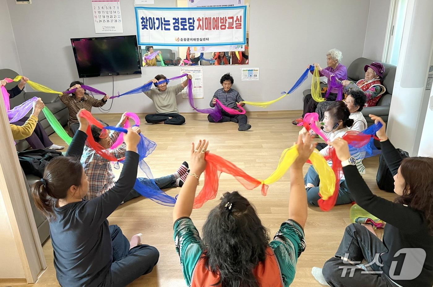 본문 이미지 -  전북 순창군이 추진 중인 '찾아가는 경로당 치매 예방 교실' 프로그램 모습.(순창군 제공. 재판매 및 DB금지)/뉴스1 