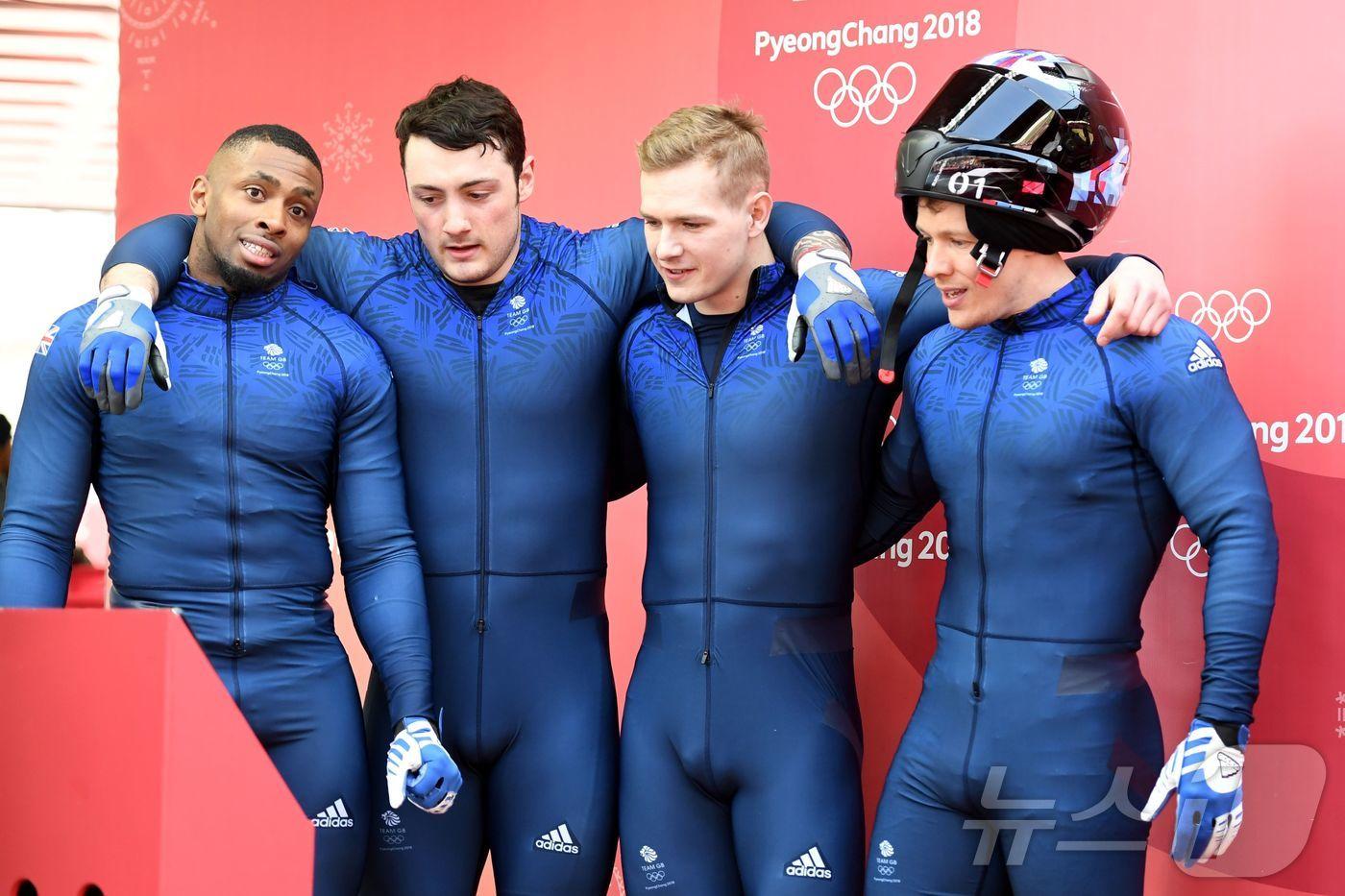 본문 이미지 - 2018년 평창 동계올림픽 4인승 봅슬레이에 출전한 영국 대표팀의 모습. 맨 왼쪽이 조엘 피어론. ⓒ AFP=뉴스1