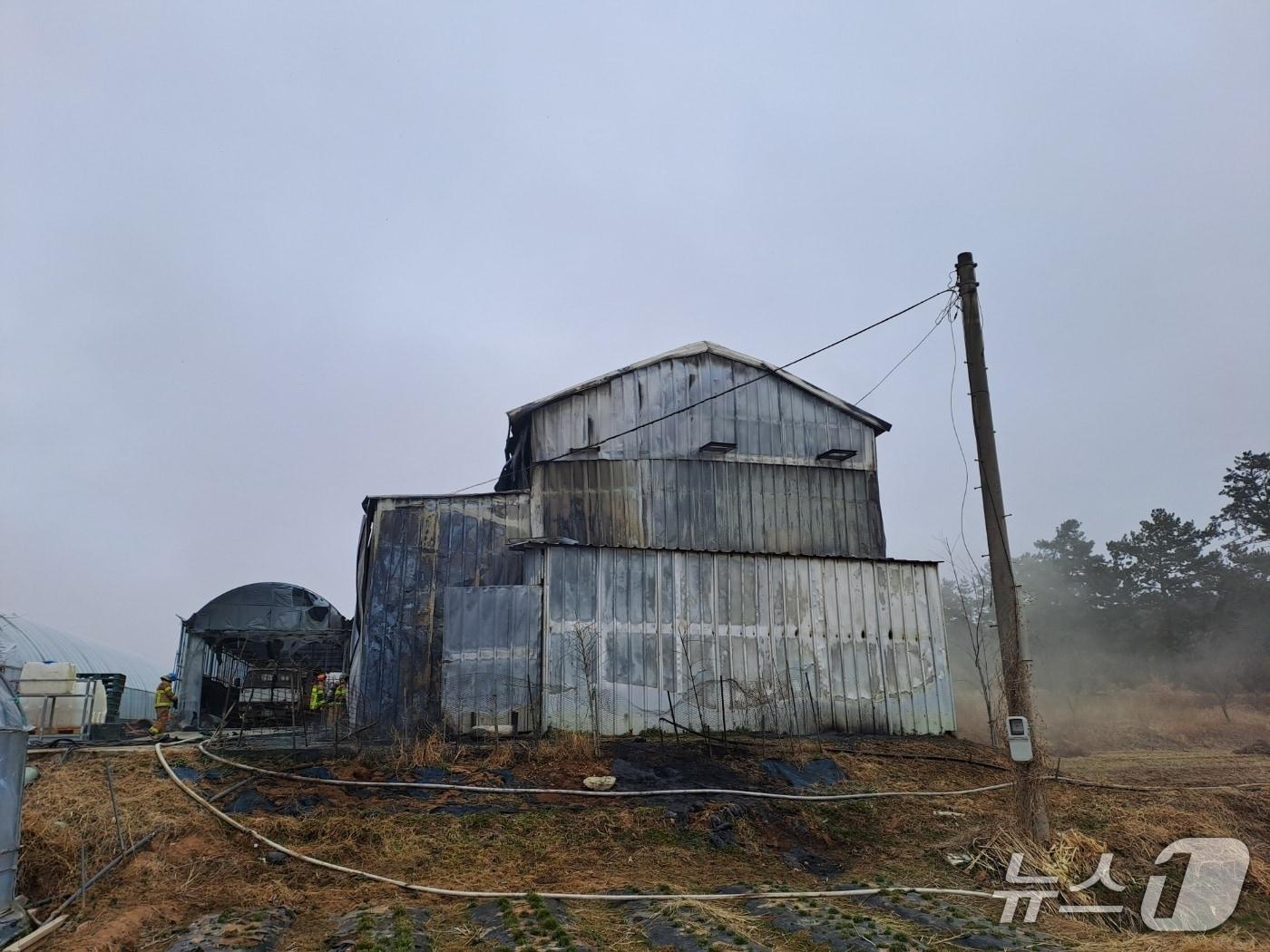 본문 이미지 - 15일 전북 부안군 동진면 소재 한 농가 창고에서 불이 났다.(전북도 소방본부 제공. 재판매 및 DB금지)/뉴스1 