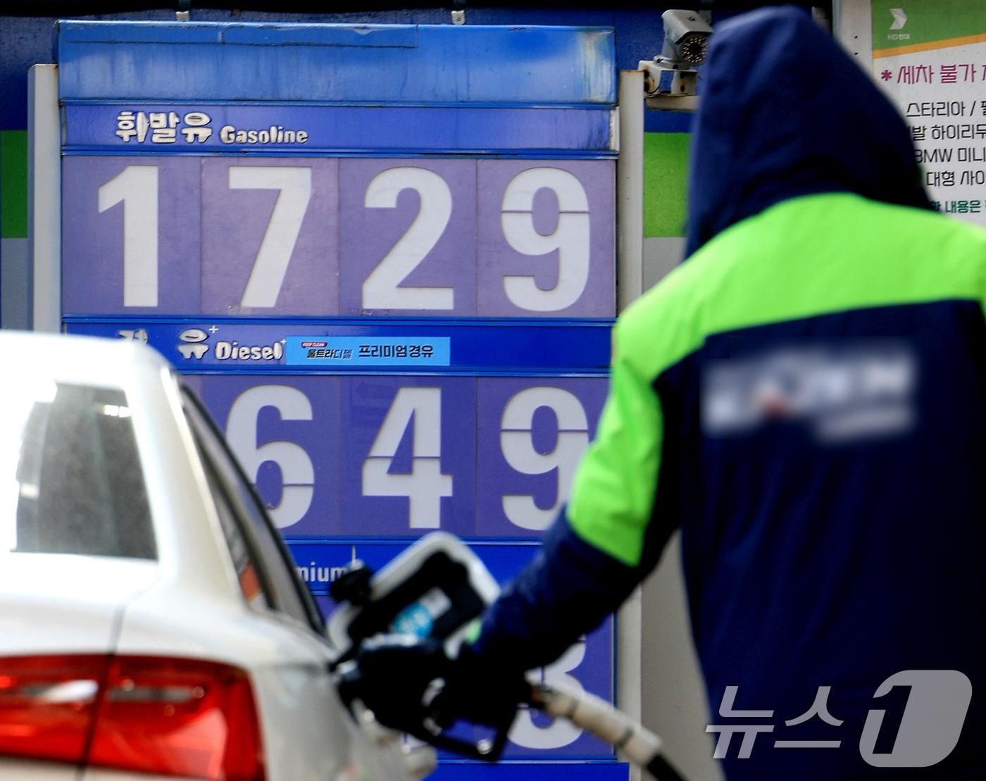 본문 이미지 - 한국석유공사 유가정보서비스 오피넷에 따르면 2월 둘째 주(8~12일) 전국 주유소 휘발유 평균 판매가격은 리터(ℓ)당 1686.2원으로 전주 대비 1.7원 하락했다. 휘발유 가격은 지난해 12월 둘째 주부터 하락세로 돌아선 이후 10주 연속 내림세를 이어가고 있다. 사진은 15일 서울시내 한 주유소의 모습. 2026.2.15 ⓒ 뉴스1 이호윤 기자