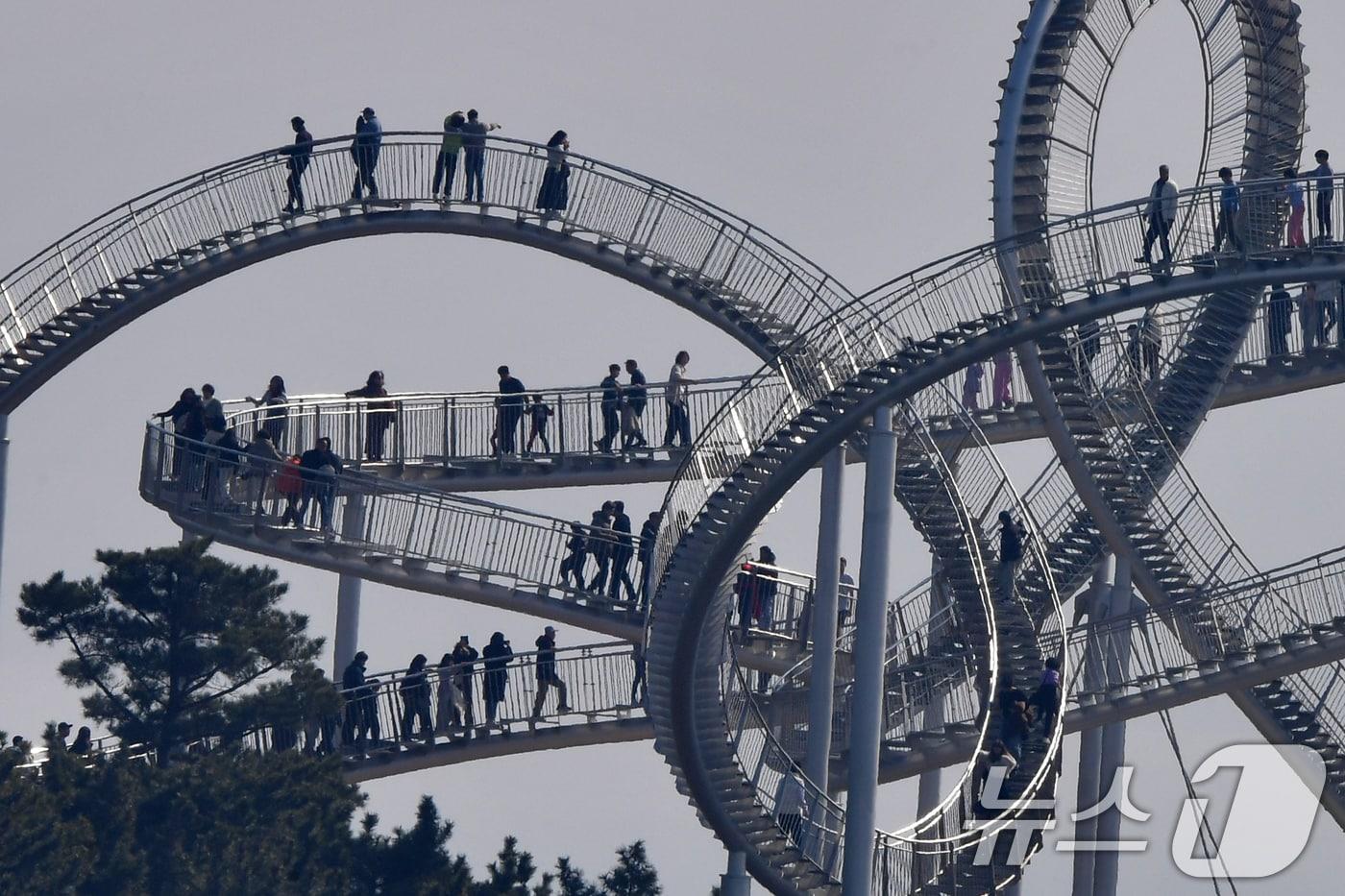 본문 이미지 - 설 연휴 이틀째인 15일 경북 포항시 북구 스페이스워크에서 귀성객과 관광객들이 휴일을 즐기고 있다. 2026.2.15 ⓒ 뉴스1 최창호 기자