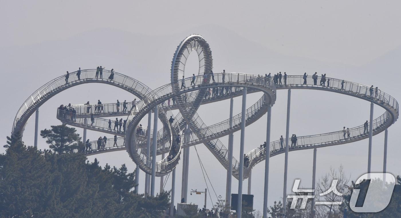 본문 이미지 - 경북 포항시 북구 스페이스워크에서 귀성객과 관광객들이 휴일을 즐기고 있다. 2026.2.15 ⓒ 뉴스1 최창호 기자
