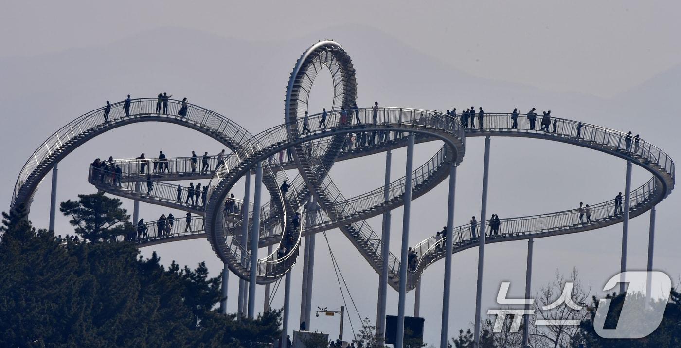 본문 이미지 - 설 연휴 이틀째인 15일 경북 포항시 북구 스페이스워크에서 귀성객과 관광객들이 휴일을 즐기고 있다. 2026.2.15 ⓒ 뉴스1 최창호 기자