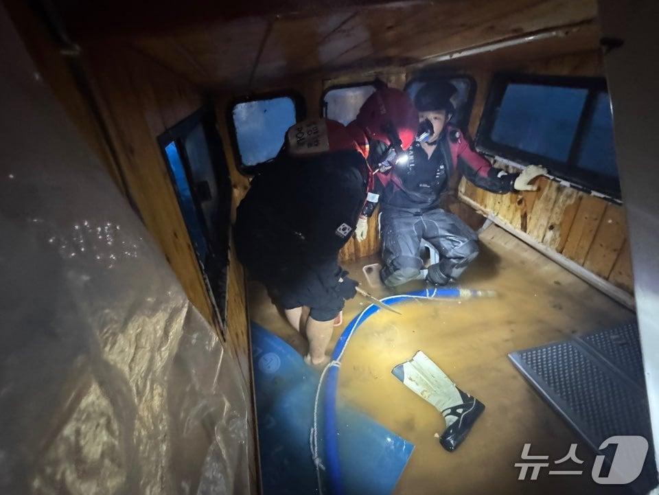 본문 이미지 - 거제선적 낚시어선 A호가 암초에 부딪혀 기관실 일부가 물에 잠겨 통영해경이 구조에 나섰다. (해경 제공. 재판매 및 DB금지)