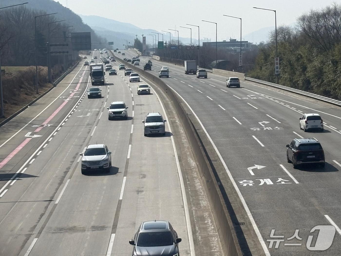 본문 이미지 - 경부고속도로 통도사 휴게소~양산 나들목 구간 주변 도로 모습. 15일 정오 기준 아직은 소통이 원활한 상태다. 2026.2.15 ⓒ 뉴스1 홍윤 기자