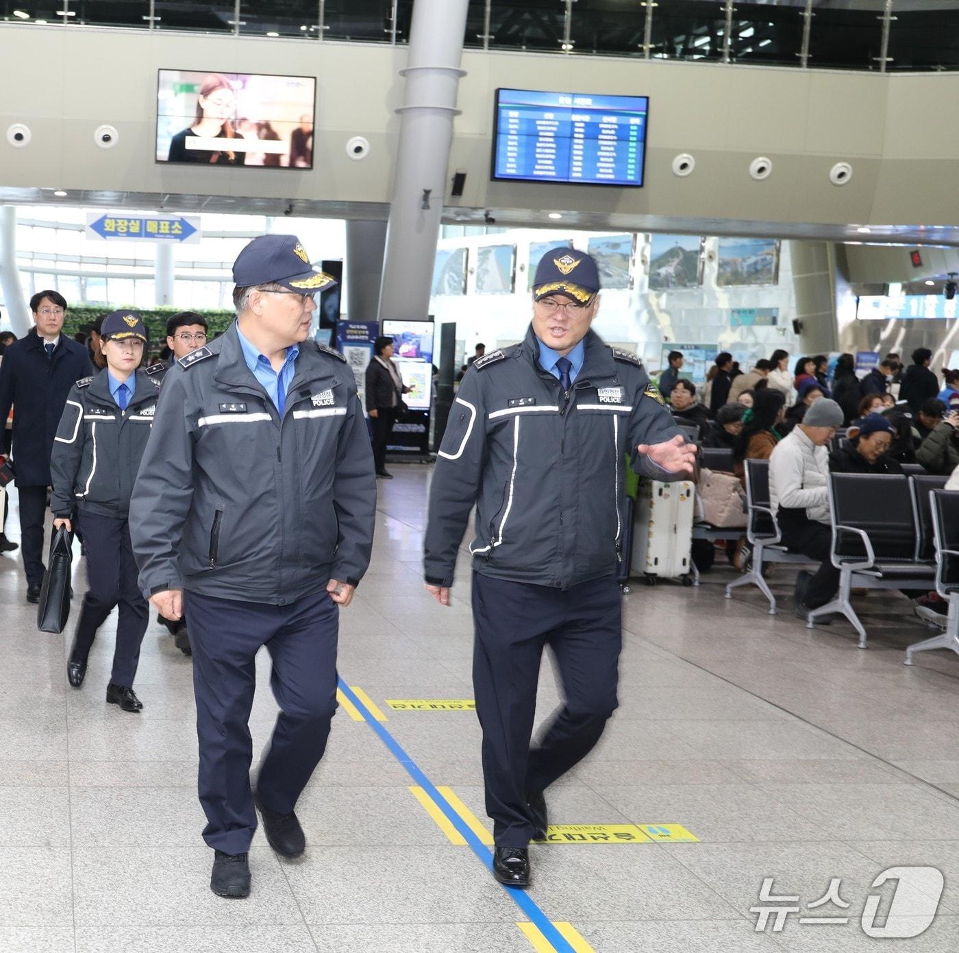 본문 이미지 - 백학선 서해해경청장이 설 연휴를 맞아 일선 현장의 안전을 점검하고 있다.(서해해경청 제공) 2026.2.15