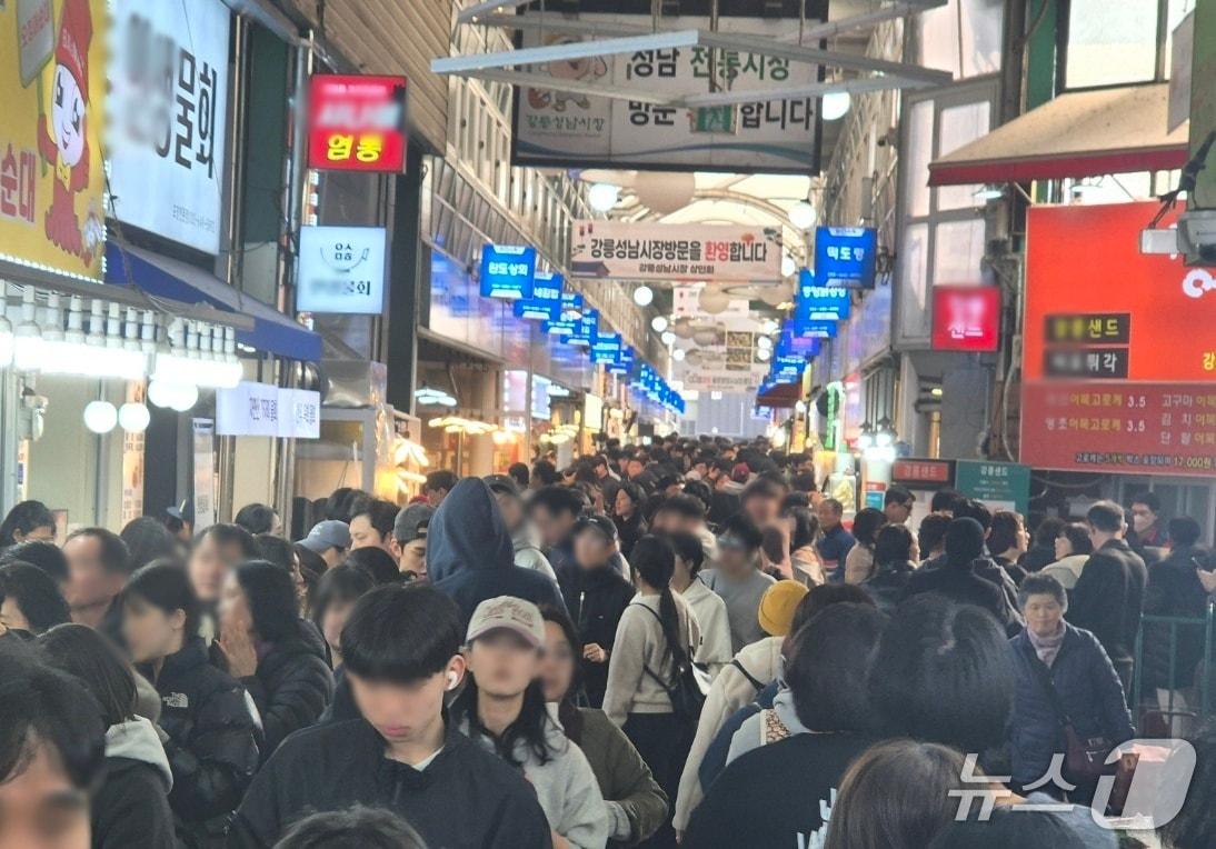본문 이미지 - 일요일이자 설 명절 연휴인 15일 강원 강릉 대표 전통시장인 중앙·성남시장 먹거리골목이 나들이객으로 가득하다.2026.2.15/뉴스1