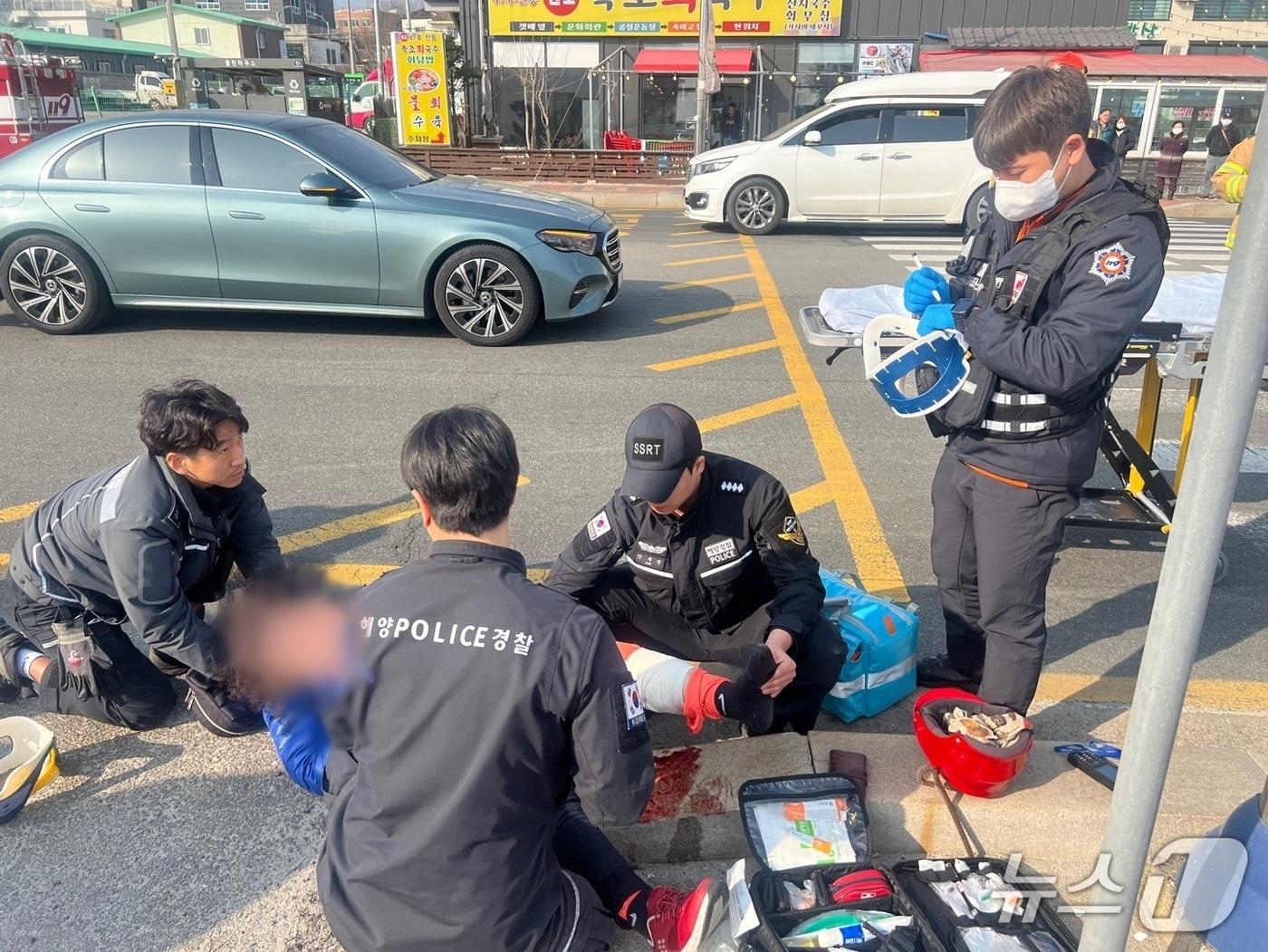 본문 이미지 - 설 명절 연휴이자 일요일인 15일 오전 강원 속초시 해경 전용부두 인근 도로에서 발생한 교통사고 초동 조치하는 속초해경 경찰관.(속초해경 제공, 재판매 및 DB 금지) 2026.2.15/뉴스1