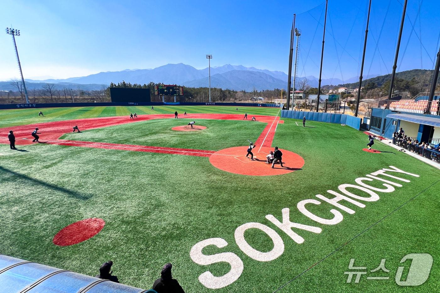 본문 이미지 - 강원 속초 중도문 설악야구장에서 열린 윈터리그.(속초시 제공, 재판매 및 DB 금지) 2026.2.15/뉴스1