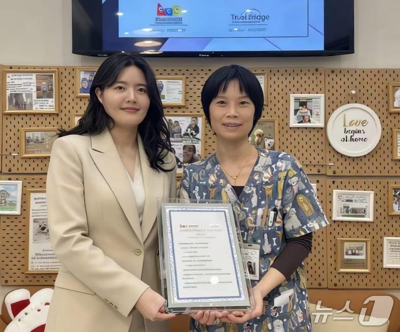 본문 이미지 - 신교무역과 아이다의 동물병원은 7일 중국 상해에 위치한 동물병원에서 업무협약을 맺었다(신교무역 제공). ⓒ 뉴스1