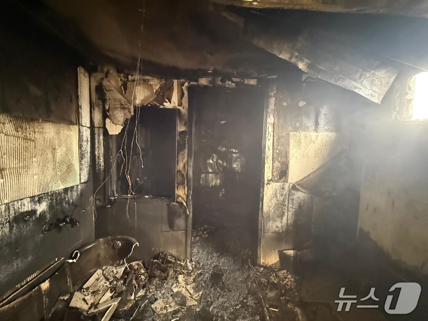 본문 이미지 - 15일 전북 전주시 호성동의 한 교회 옥탑층에서 불이 났다.(전북도소방본부 제공. 재판매 및 DB금지)/뉴스1 