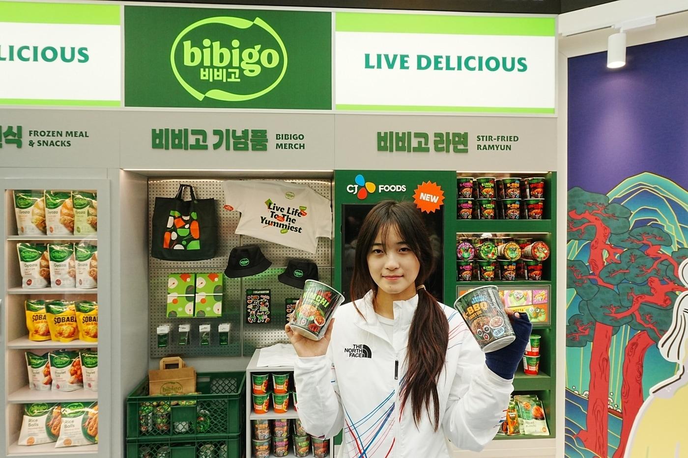 본문 이미지 - 2026 밀라노·코르티나담페초 동계올림픽 스노보드 여자 하프파이프 금메달 최가온이 코리아하우스에서 후원사 CJ의 부스들을 방문해 즐거운 시간을 보냈다. (CJ그룹 제공)