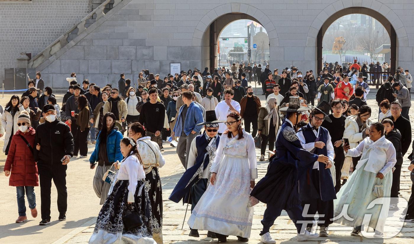 본문 이미지 - 설 연휴 관광객들로 북적이고 있다. 2026.2.15 ⓒ 뉴스1 이호윤 기자