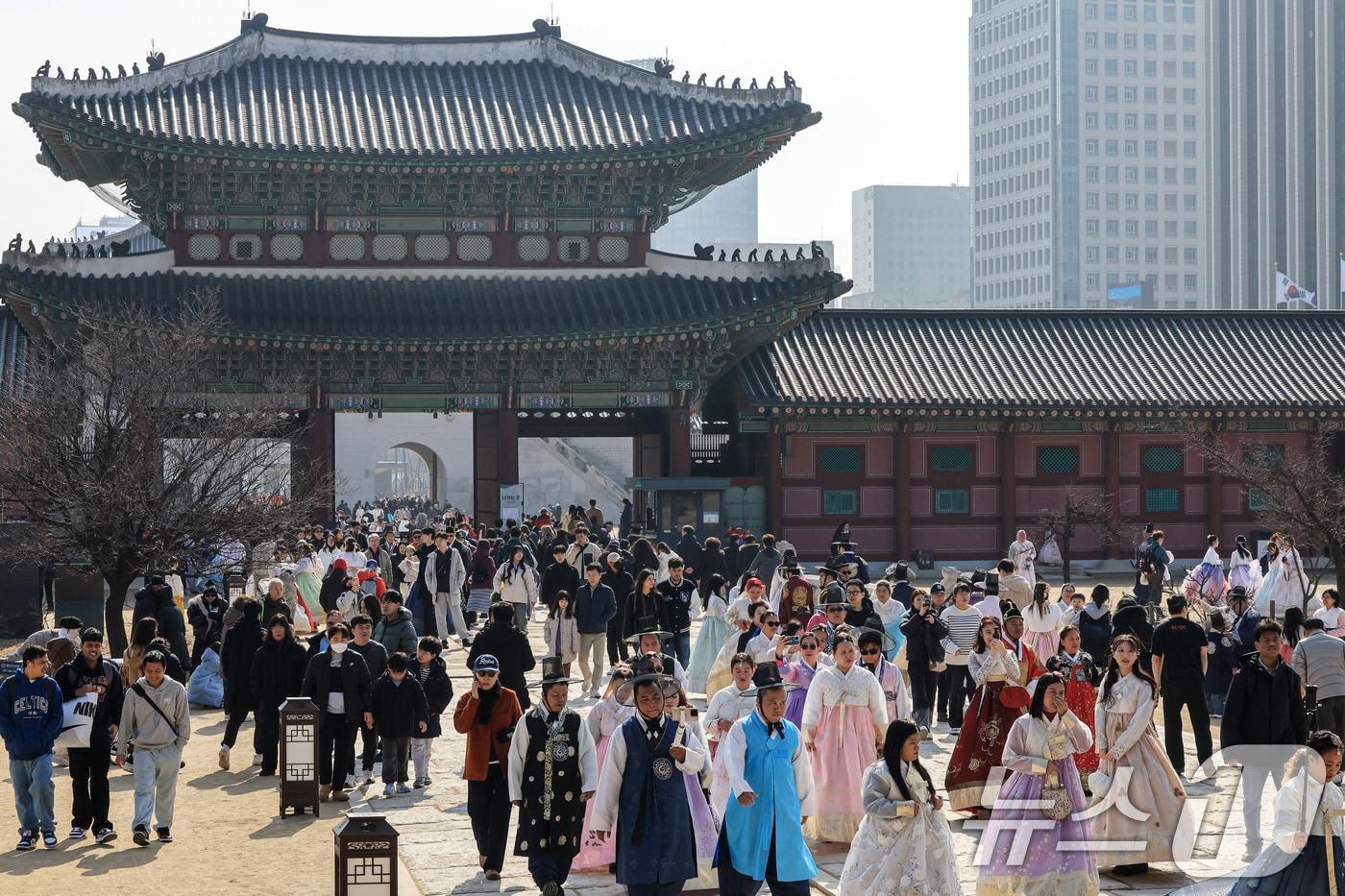 본문 이미지 - 설 연휴 둘째 날인 15일 종로구 경복궁이 관광객들로 북적이고 있다. 2026.2.15 ⓒ 뉴스1 이호윤 기자