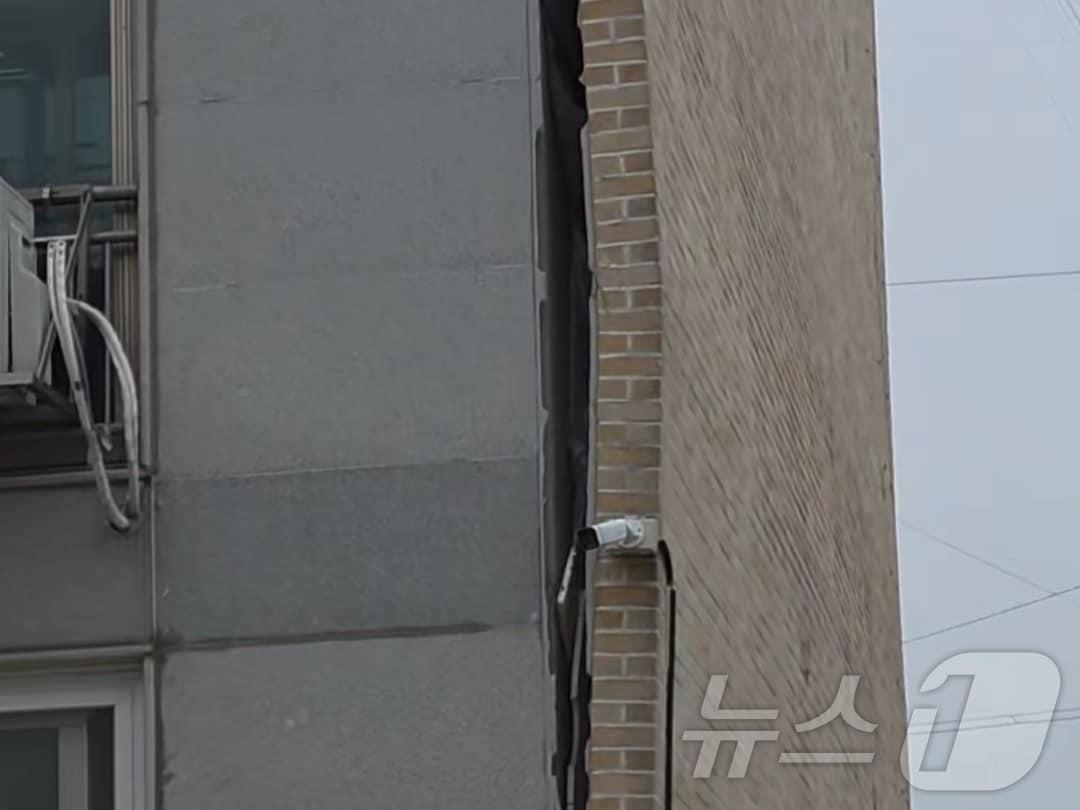 본문 이미지 - 15일 전남 영광읍의 한 공동주택의 외벽이 갈라져 있다.(전남소방 제공. 재배포 및 DB 금지)