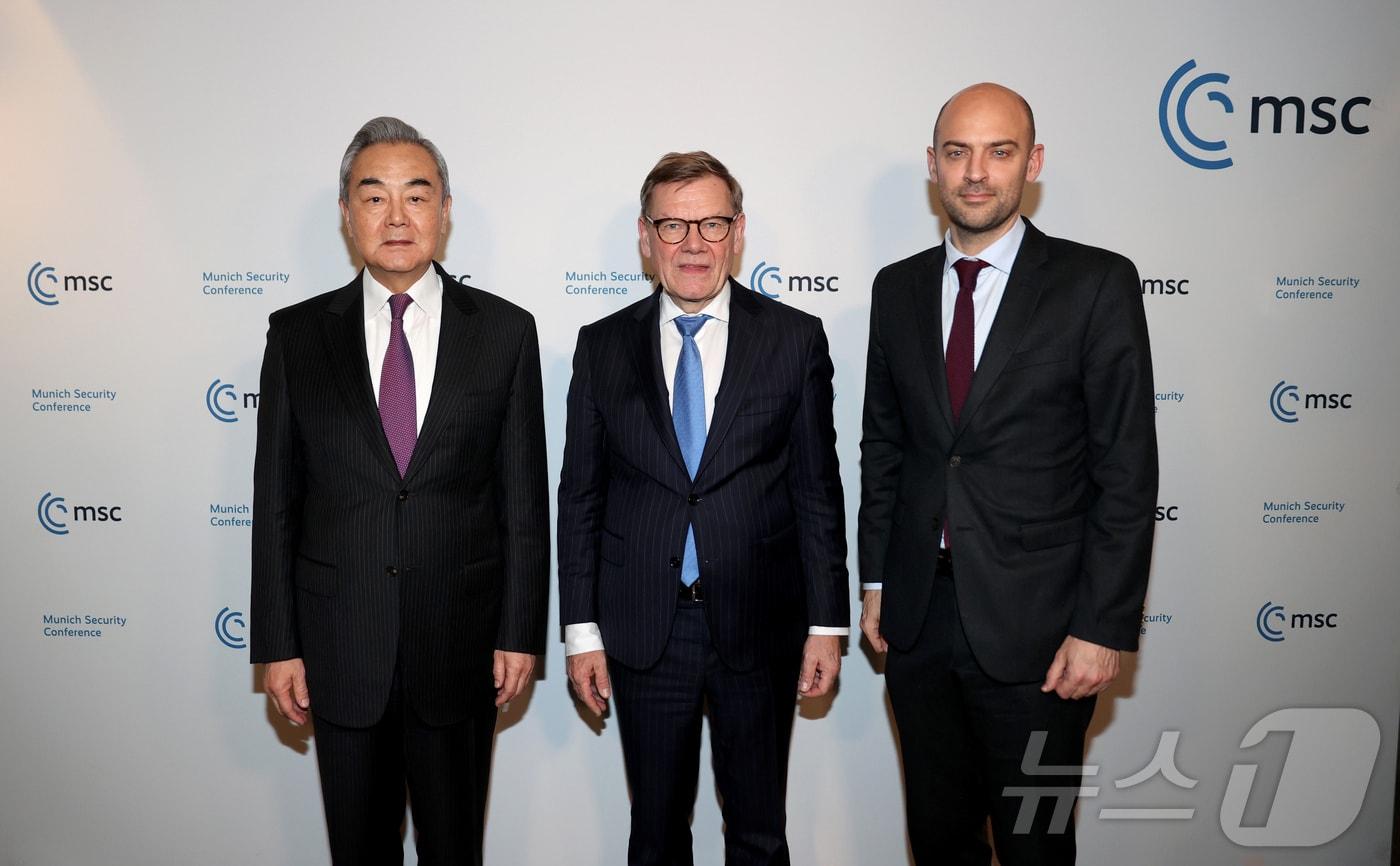 본문 이미지 - 왕이 중국 외교부장(왼쪽)이 13일 독일 뮌헨안보회의 참석을 계기로 요한 바데풀 독일 외무장관(가운데), 장노엘 바로 프랑스 외무장관과 3자 회담을 했다. 2026.2.13 ⓒ 신화=뉴스1
