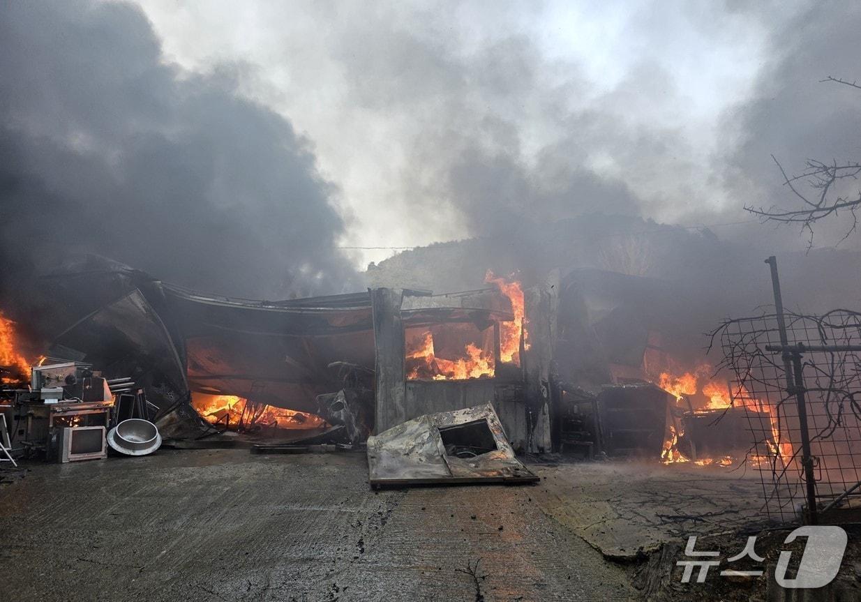 본문 이미지 - 15일 오후 4시 1분쯤 경북 고령 덕곡면의 한 가구공장에서 원인을 알 수 없는 불이 나 소방 당국이 불길을 잡고 있다. (경북소방본부 제공. 재판매 및 DB 금지) 2026.2.15/뉴스1