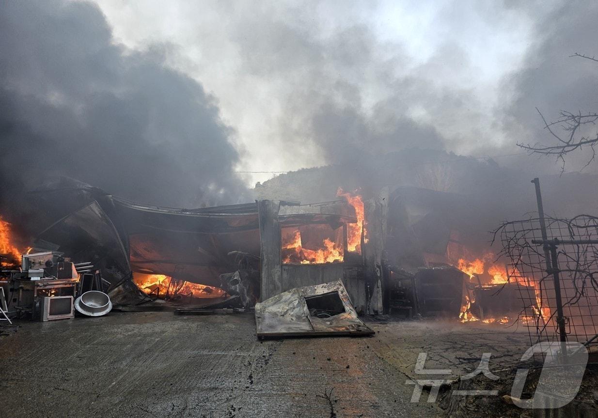 본문 이미지 - 15일 오후 4시 1분쯤 경북 고령 덕곡면의 한 가구공장에서 원인을 알 수 없는 불이 나 소방 당국이 불길을 잡고 있다. (경북소방본부 제공. 재판매 및 DB 금지) 2026.2.15 ⓒ 뉴스1 남승렬 기자