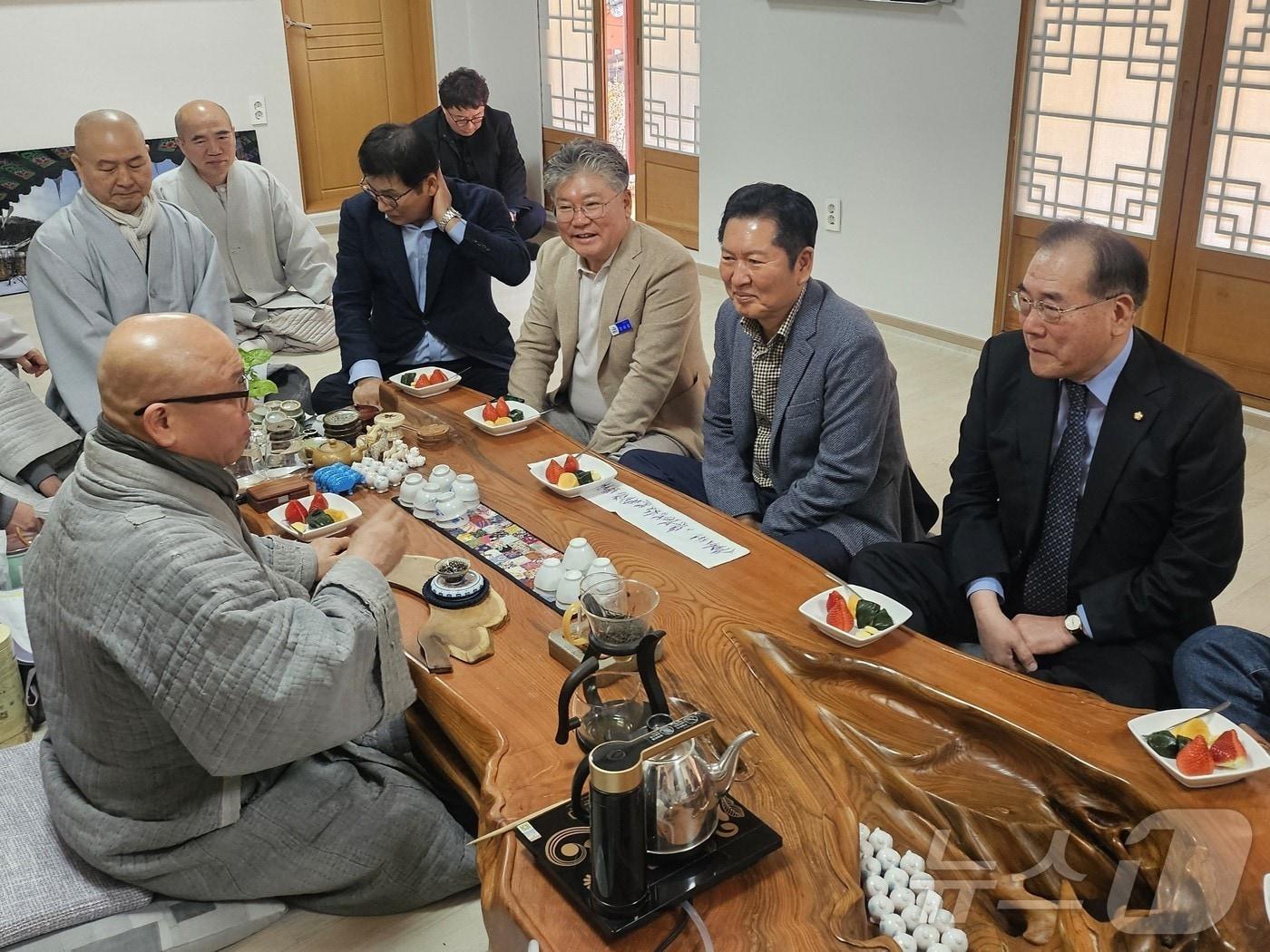 본문 이미지 - 설 연휴 둘째날인 15일 정청래 더불어민주당 대표가 이개호 국회의원과 장성 백양사를 찾아 주지 무공 스님과 수좌 일수 스님 등과 불교계 현안 간담회를 갖고 있다.(이개호 국회의원실 제공. 재배포 및 DB 금지)