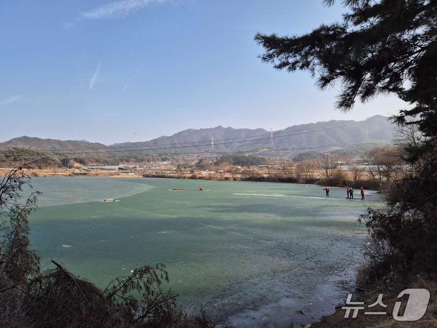 본문 이미지 - 15일 강원 홍천 남면 저수지 수난사고 구조현장.(강원도소방본부 제공, 재판매 및 DB 금지) 2026.2.15/뉴스1