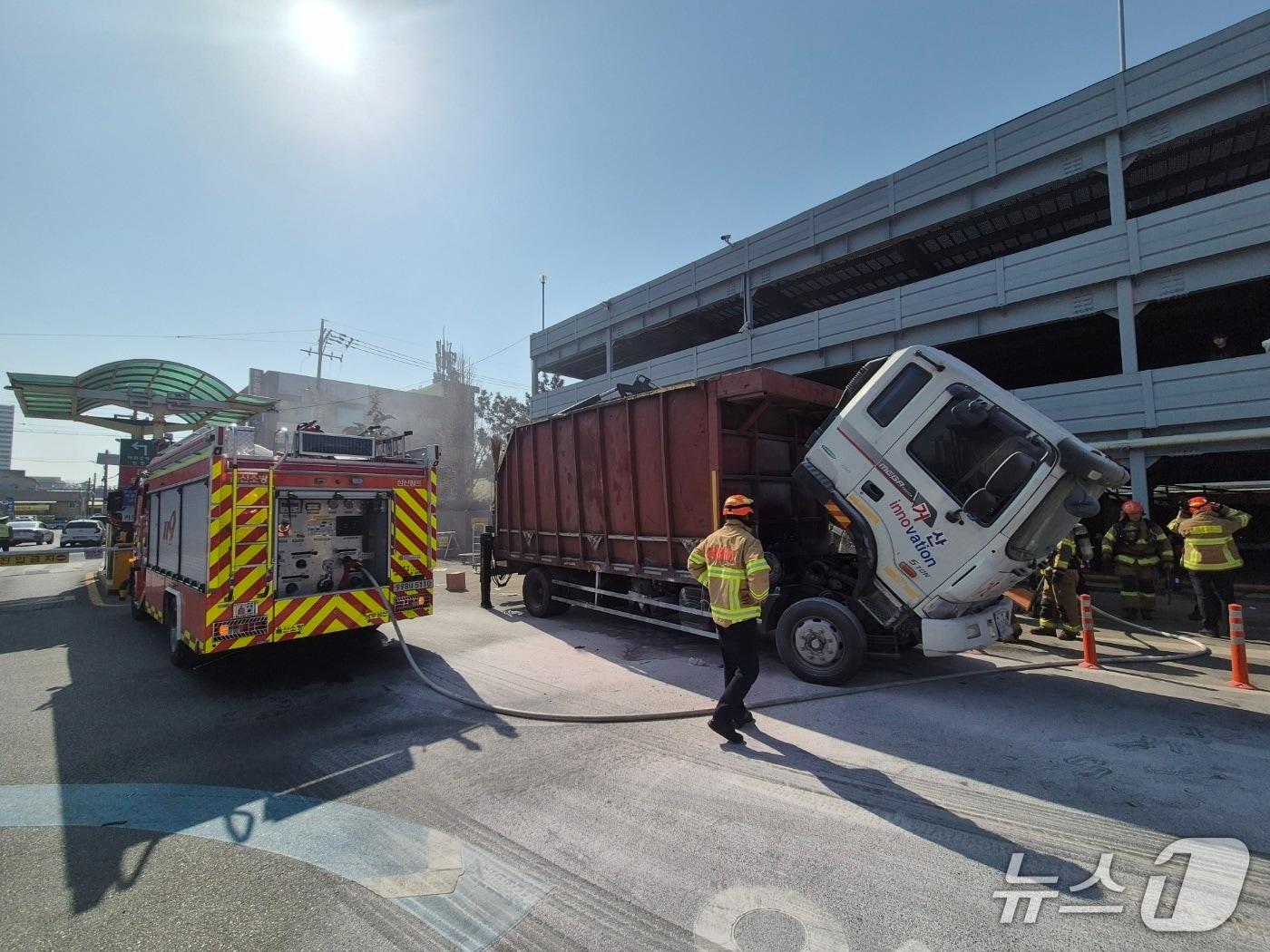 본문 이미지 - 15일 울산 남구 농수산물시장 주차타워 인근에 주차된 5톤 트럭에서 불이 났다.(울산소방본부 제공. 재판매 및 DB금지)/뉴스1