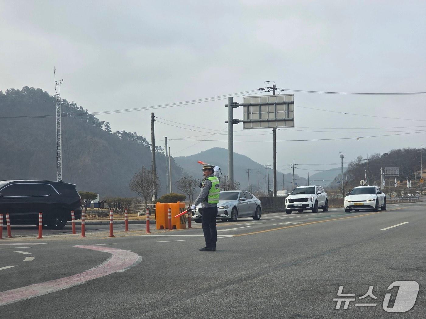 본문 이미지 - 전북 한 교통경찰관이 설 연휴에도 현장에서 교통관리를 하고 있다.(전북경찰청 제공. 재판매 및 DB 금지) 2026.2.15/뉴스1