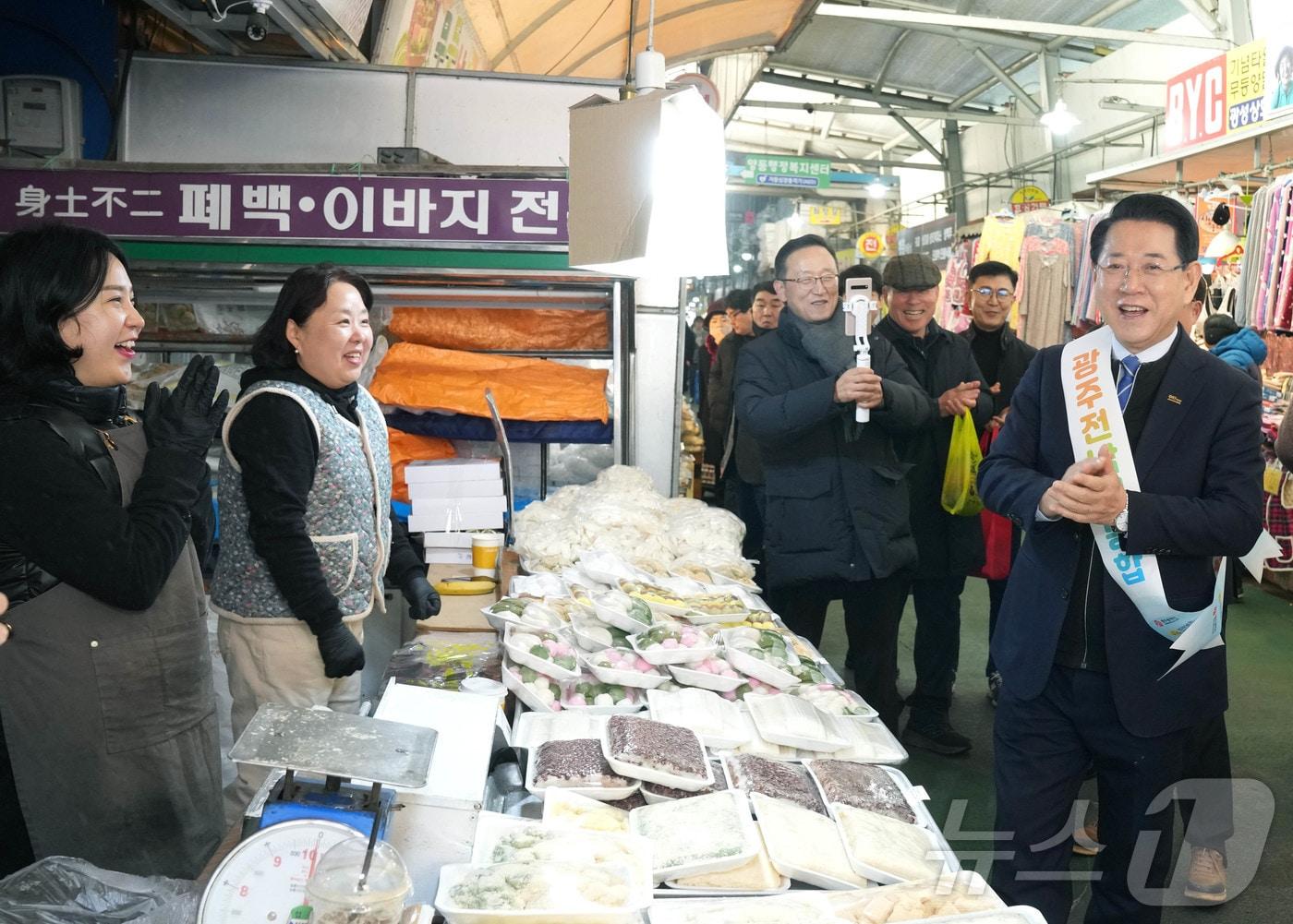본문 이미지 - 김영록 전남지사가 15일 오후 광주 서구 양동시장을 찾아 상인들을 만나 전남광주 행정통합 취지를 설명하고 있다.(전남도 제공. 재배포 및 DB 금지)