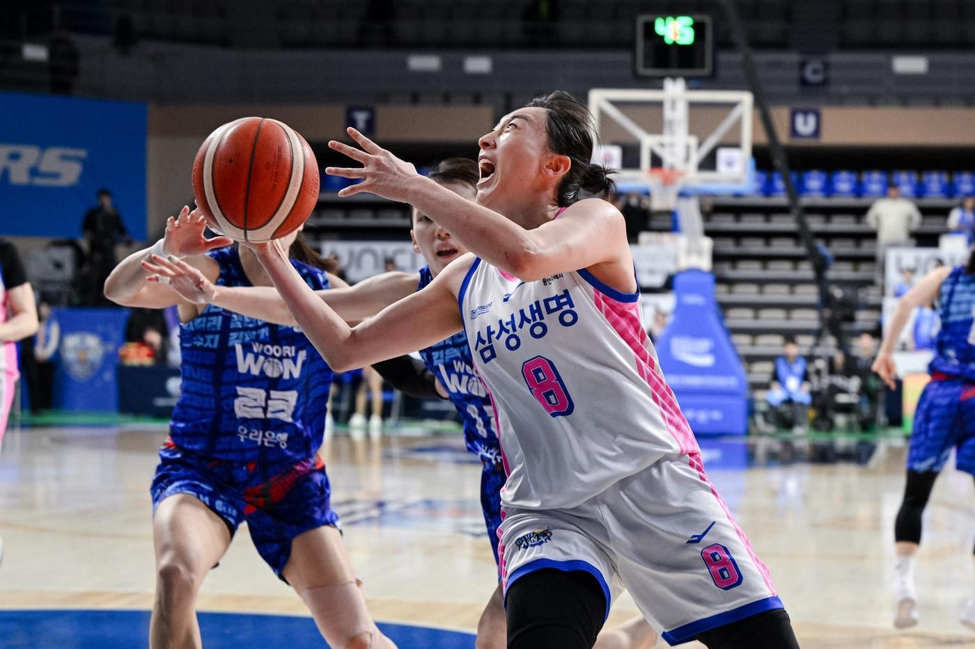 본문 이미지 - 용인 삼성생명 이주연이 15일 충남 아산이순신체육관에서 열린 2025-26 여자프로농구 아산 우리은행전에서 종료 4초 전 골밑슛을 넣어 58-56 승리를 이끌었다. (WKBL 제공)