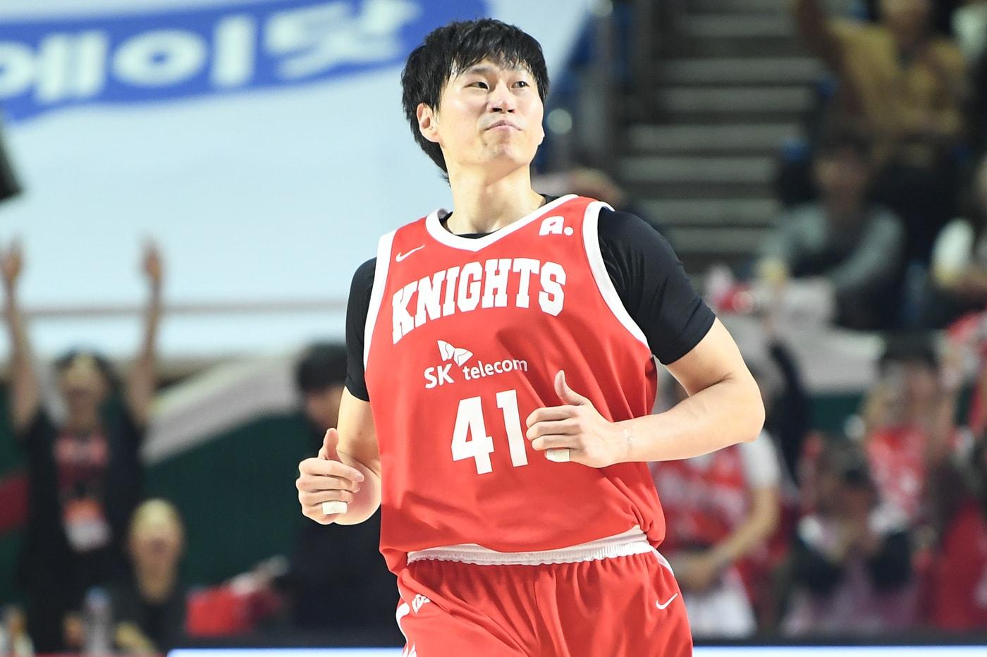 본문 이미지 - 서울 SK 오세근은 15일 서울 잠실학생체육관에서 열린 2025-26 프로농구 안양 정관장전에서 16점 5리바운드로 활약해 팀의 80-77 승리를 이끌었다. (KBL 제공)