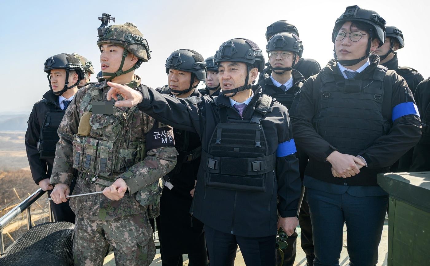 본문 이미지 - 안규백 국방부장관이 15일 25사단 GP를 방문해 군사대비태세를 점검하고 있다.(국방부 제공)