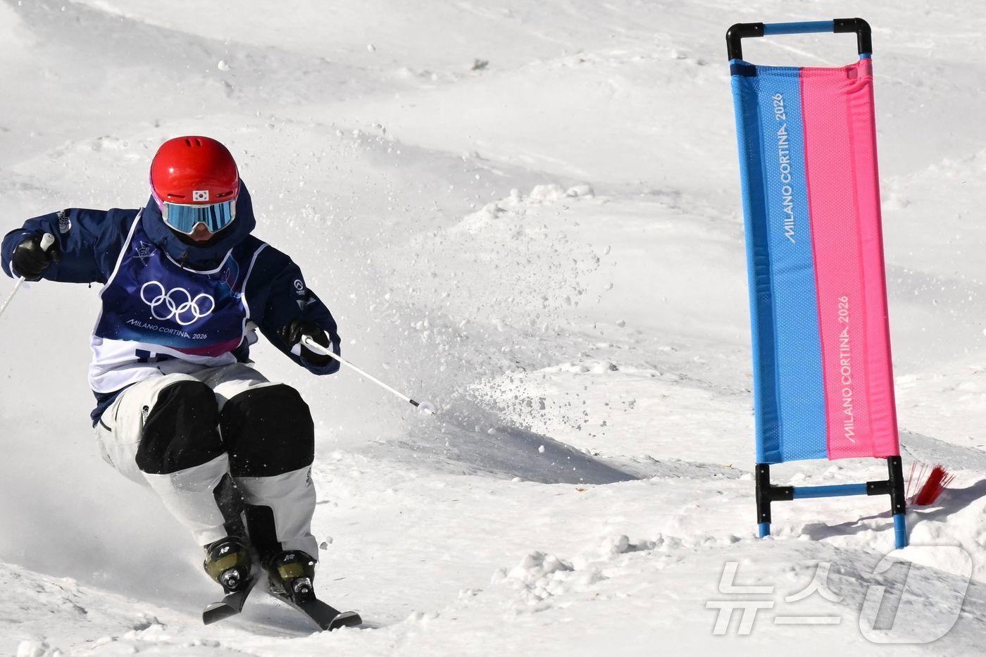 본문 이미지 - 정대윤이 15일(한국시간) 열린 2026 밀라노·코르티나담페초 동계 올림픽 프리스타일 스키 남자 듀얼 모굴에서 8강 탈락했다. ⓒ AFP=뉴스1