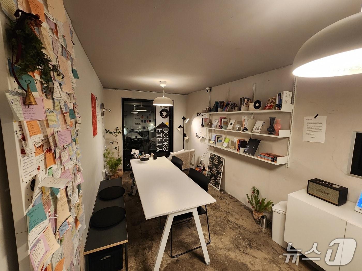 본문 이미지 - 13일 서울시 마포구의 북스테이 서점 '피프티 북스' 내부 모습. 2026.02.13/ⓒ 뉴스1 권진영 기자