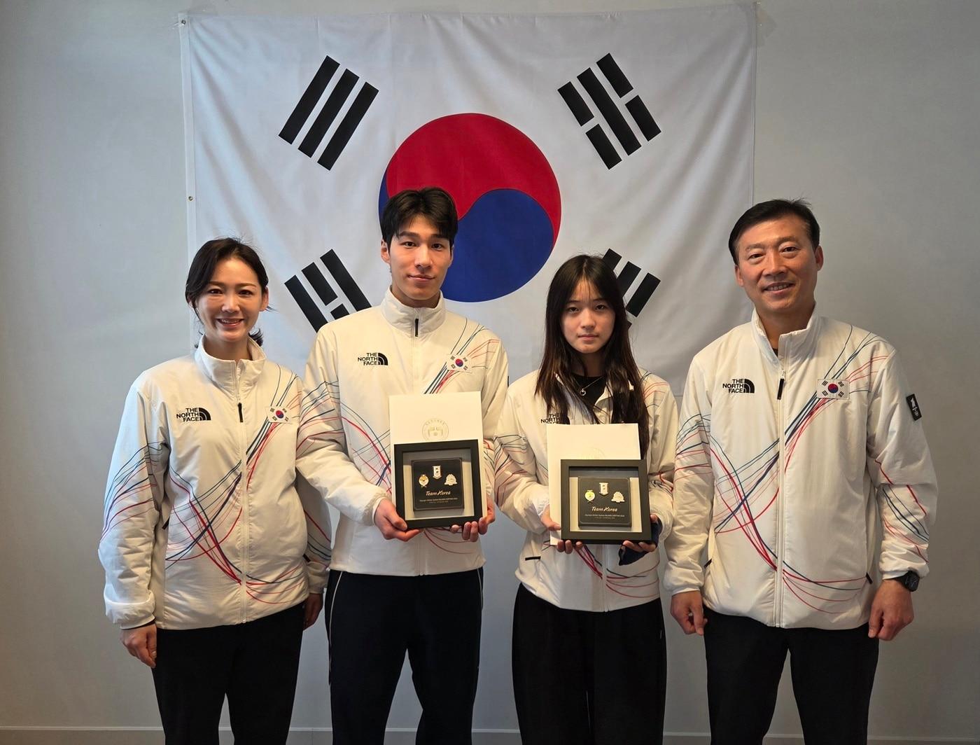 본문 이미지 - 2026 밀라노 코르티나 동계 올림픽 스노보드 하프파이프 금메달을 딴 최가온과 쇼트트랙 남자 1500m 은메달 황대헌이 이재명 대통령의 축전을 전달 받았다. 사진은 왼쪽부터 김나미 대한체육회 사무총장, 황대헌, 최가온, 김택수 진천선수촌장. (대한체육회 제공)