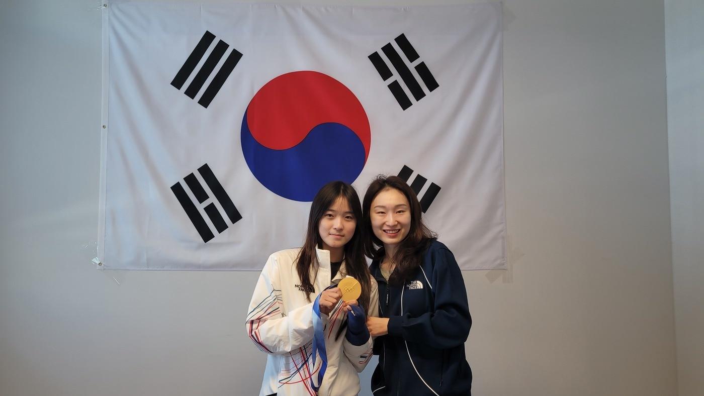 본문 이미지 - 스노보드 하프파이프 금메달리스트 최가온과 쇼트트랙 국가대표 최민정이 15일(현지시간) 이탈리아 밀라노 선수촌에서 만나 반갑게 인사하고 있다. (대한체육회 제공)