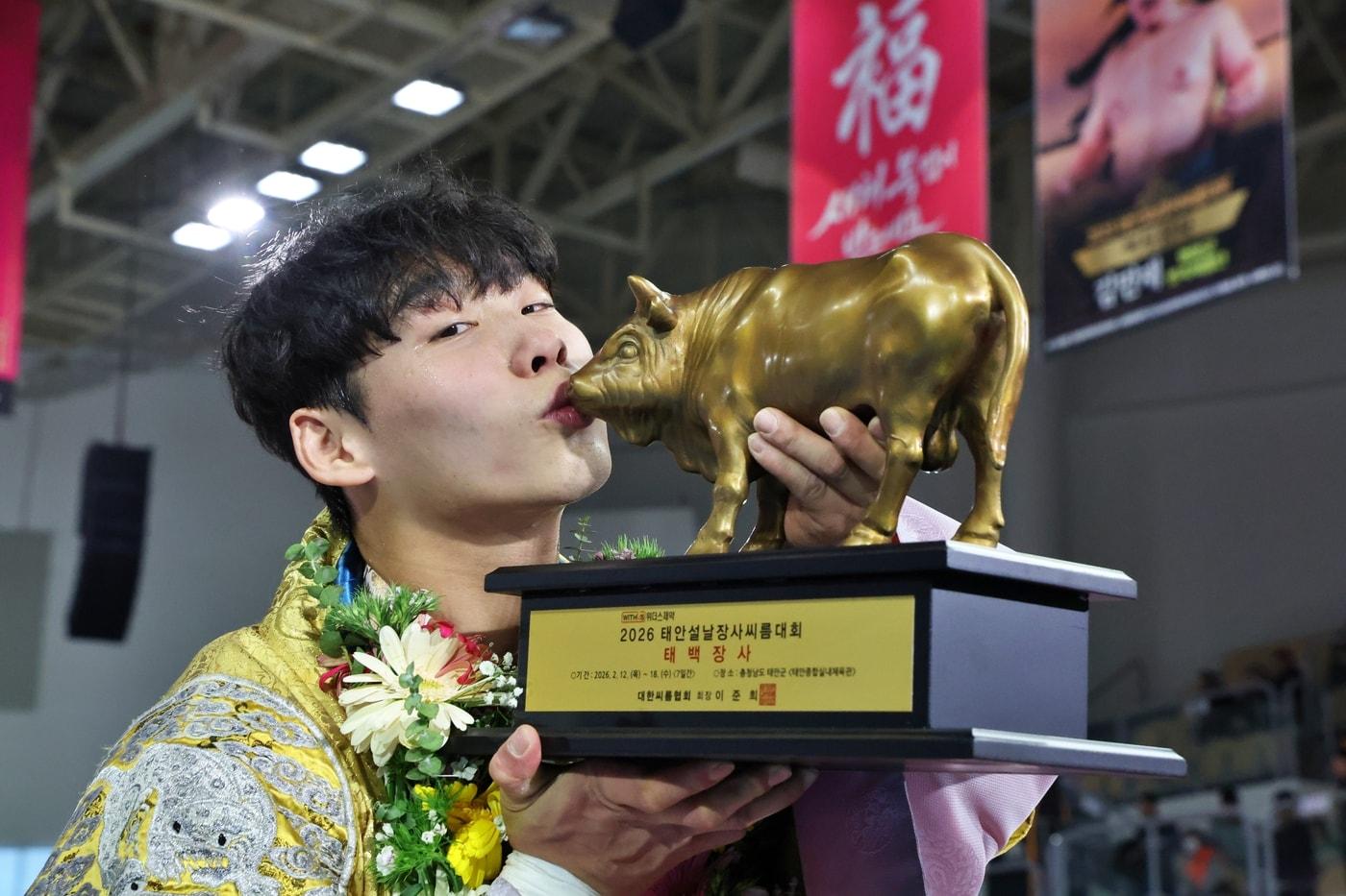 본문 이미지 -  태안설날장사씨름대회 태백장사에 오른 허선행(대한씨름협회 제공)