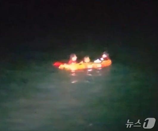 본문 이미지 - 태안해경이 만취 상태로 바다에 빠진 50대 남성을 구조 중인 모습. (태안해양경찰서 제공, 재판매 및 DB금지) / 뉴스1