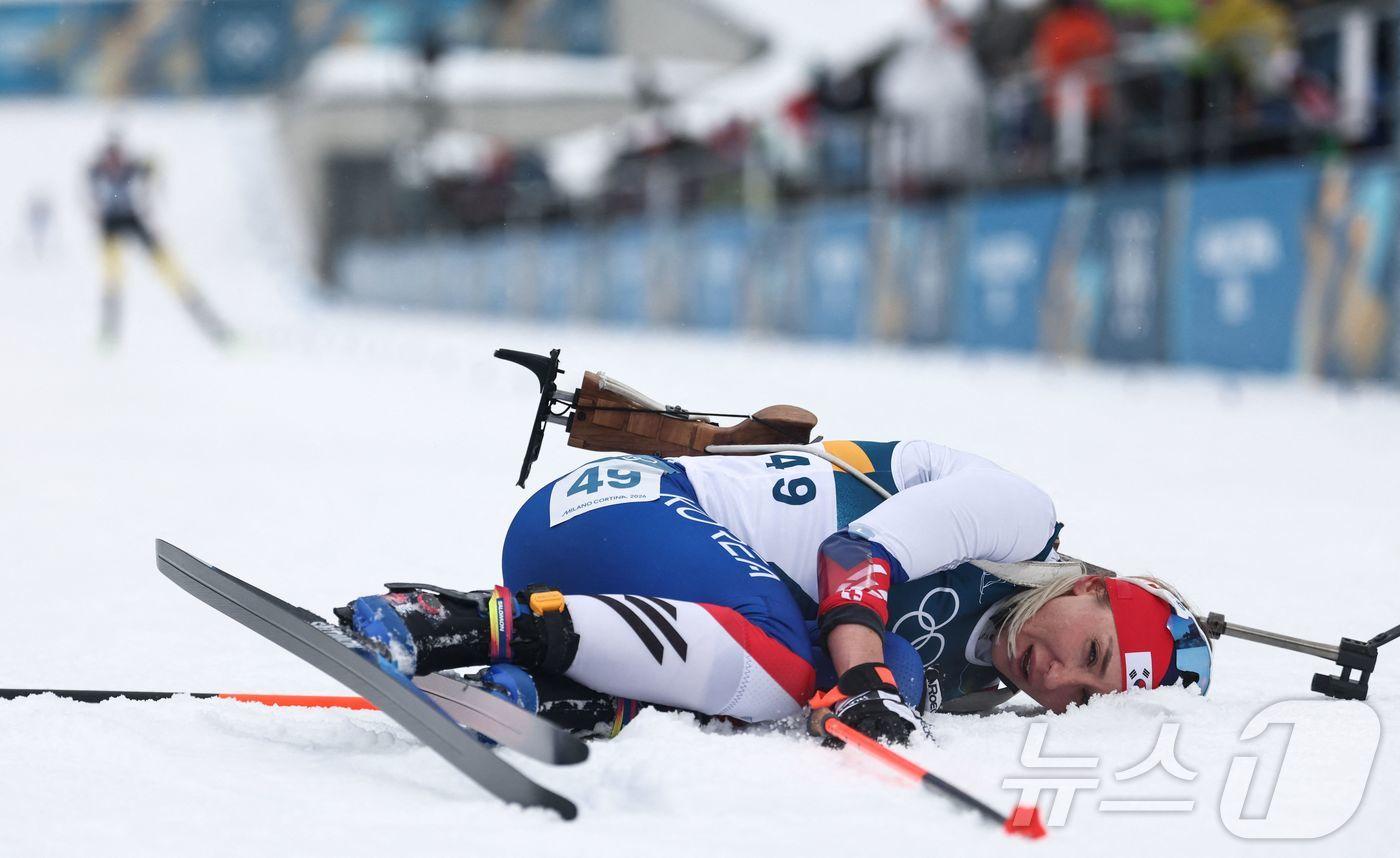 본문 이미지 - 예카테리나 압바꾸모바가 15일(한국시간) 열린 2026 밀라노·코르티나담페초 동계 올림픽 바이애슬론 여자 10㎞ 추적 경기에서 55위를 기록했다. ⓒ AFP=뉴스1