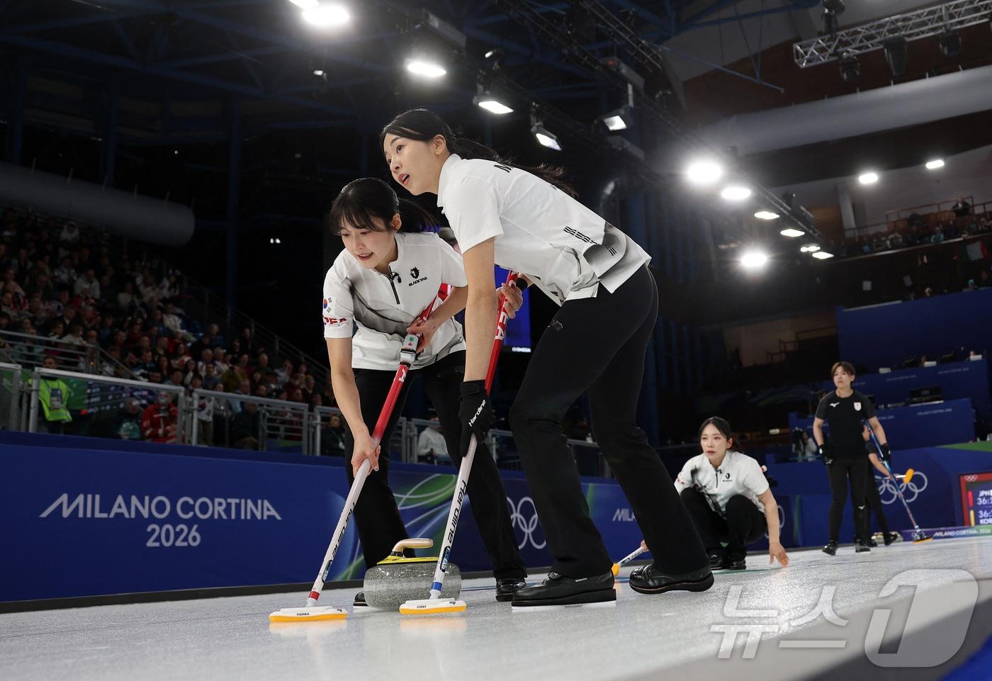 본문 이미지 - 한국 여자 컬링이 일본을 7-5로 꺾었다. ⓒ 로이터=뉴스1