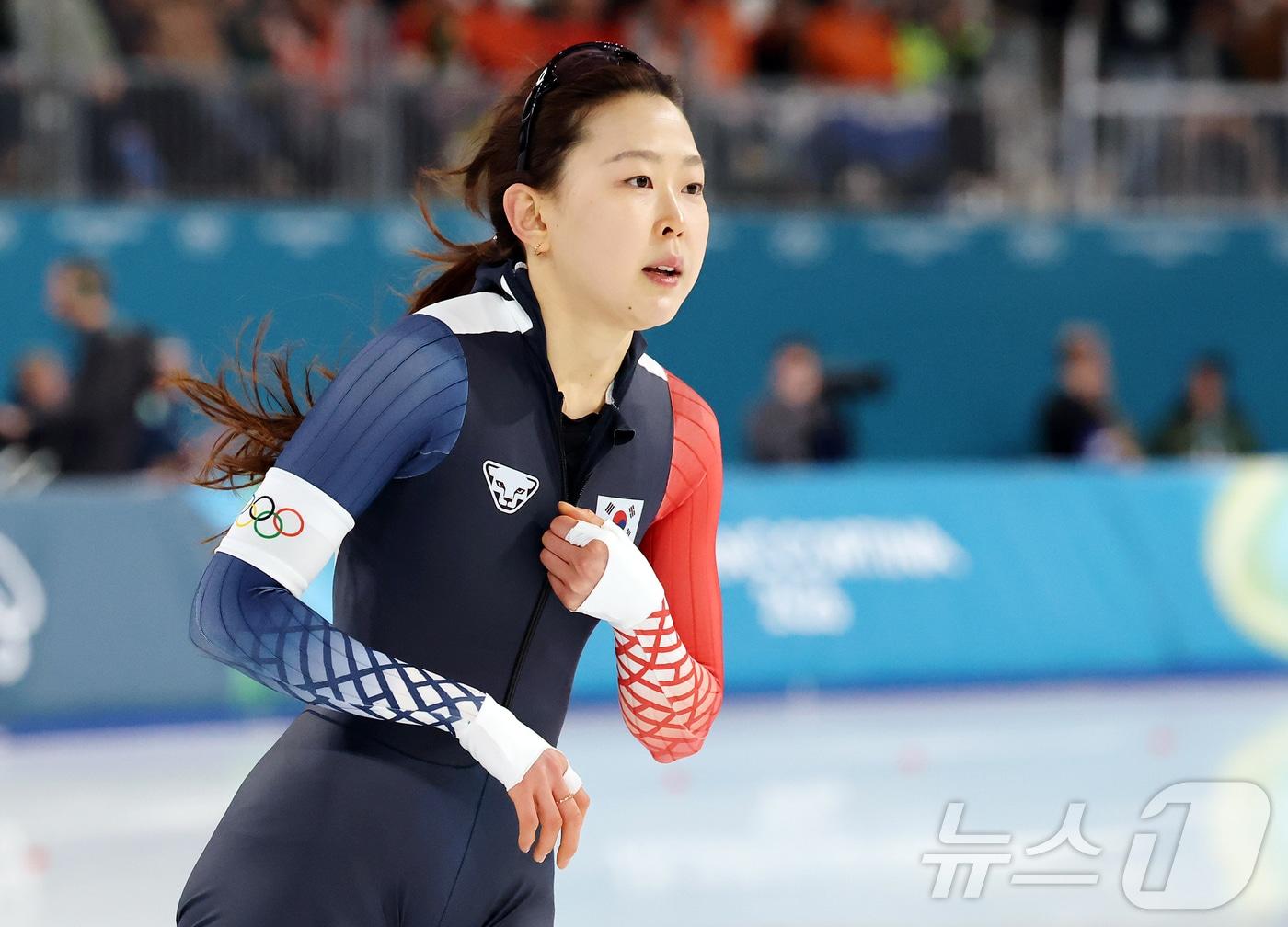 본문 이미지 - 스피드스케이팅 김민선이 15일(현지시간) 이탈리아 밀라노 스피드스케이팅 스타디움 열린 2026 밀라노·코르티나담페초 동계올림픽 스피드스케이팅 여자 500m 경기를 마친 뒤 아쉬워하고 있다. 김민선은 38초01로 결승선을 통과하며 최종 14위로 경기를 마쳤다. 2026.2.16 ⓒ 뉴스1 김진환 기자