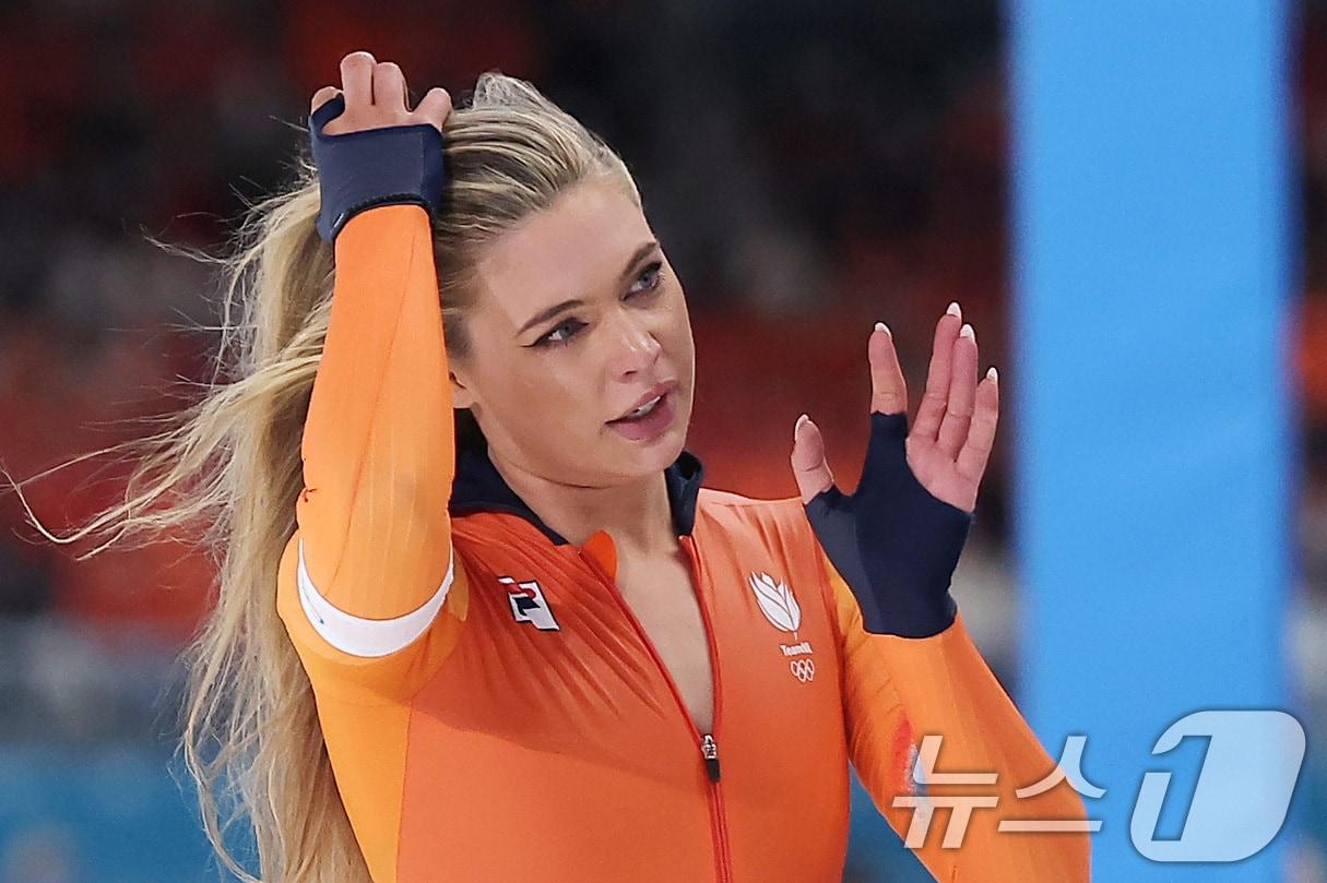 본문 이미지 - 네덜란드 스피드스케이팅 유타 레이르담이 15일(현지시간) 이탈리아 밀라노 스피드스케이팅 스타디움 열린 2026 밀라노·코르티나담페초 동계올림픽 스피드스케이팅 여자 500m를 마친 후 관중석을 향해 인사하고 있다. 2026.2.16 ⓒ 뉴스1 김성진 기자